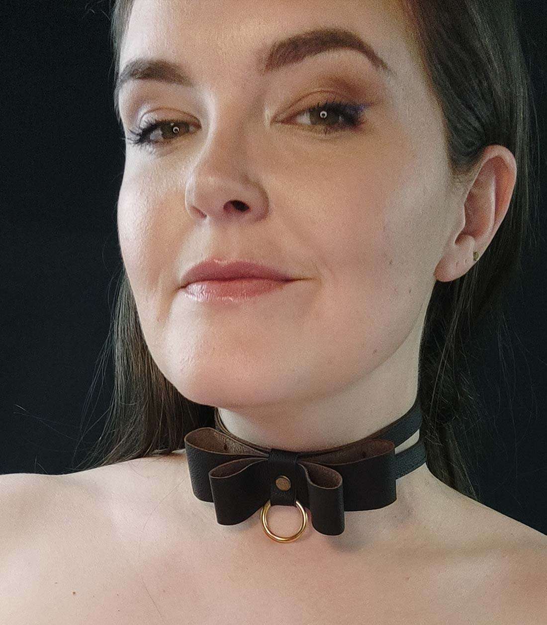 braunes Lederhalsband mit Cutouts, Doppelschleife, einem abnehmbaren O-Ring und einer Dornschließe auf der Rückseite