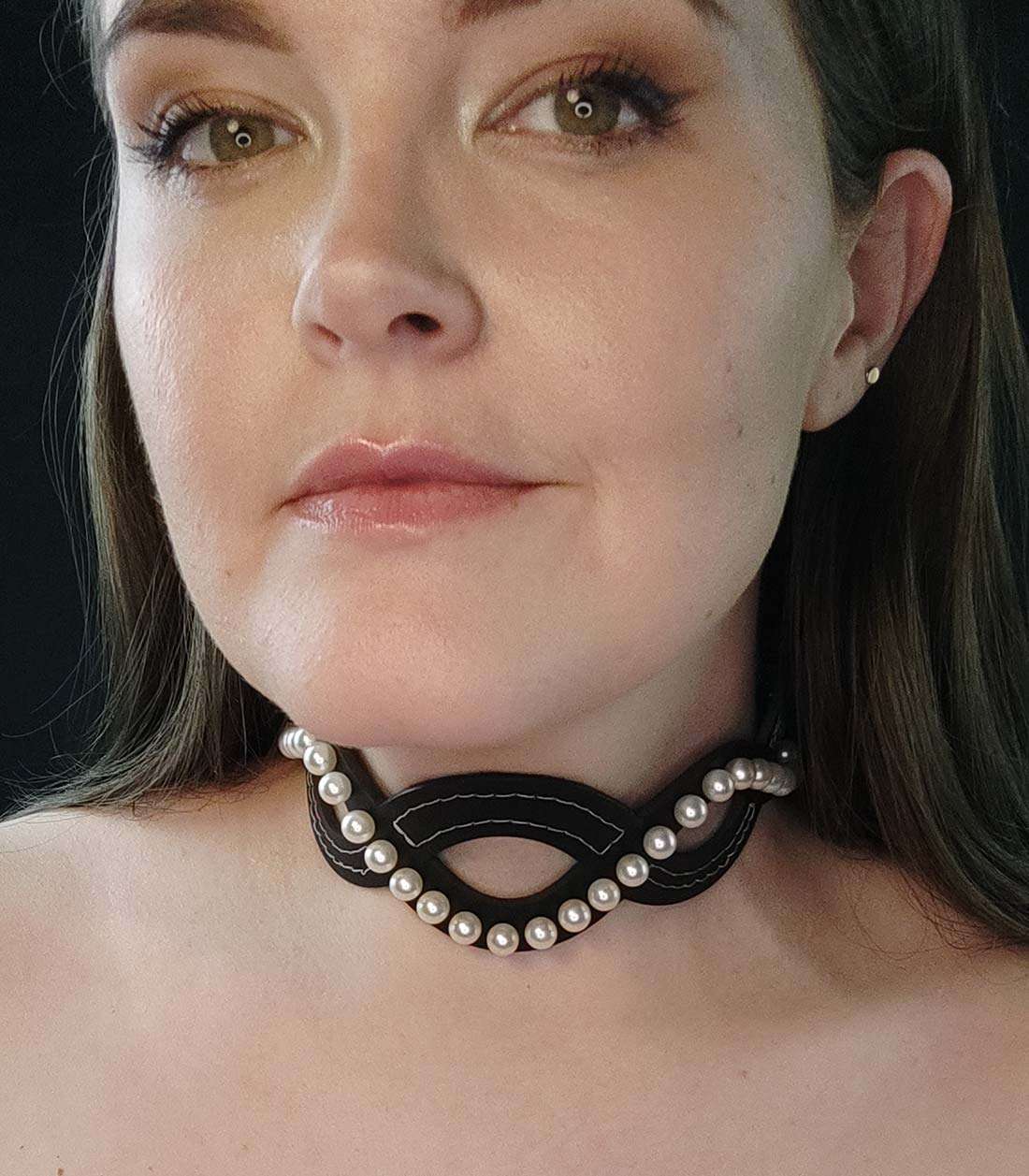 Gründerin von Make Me mit Choker im Wellendesign mit Kunstperlen-Nieten