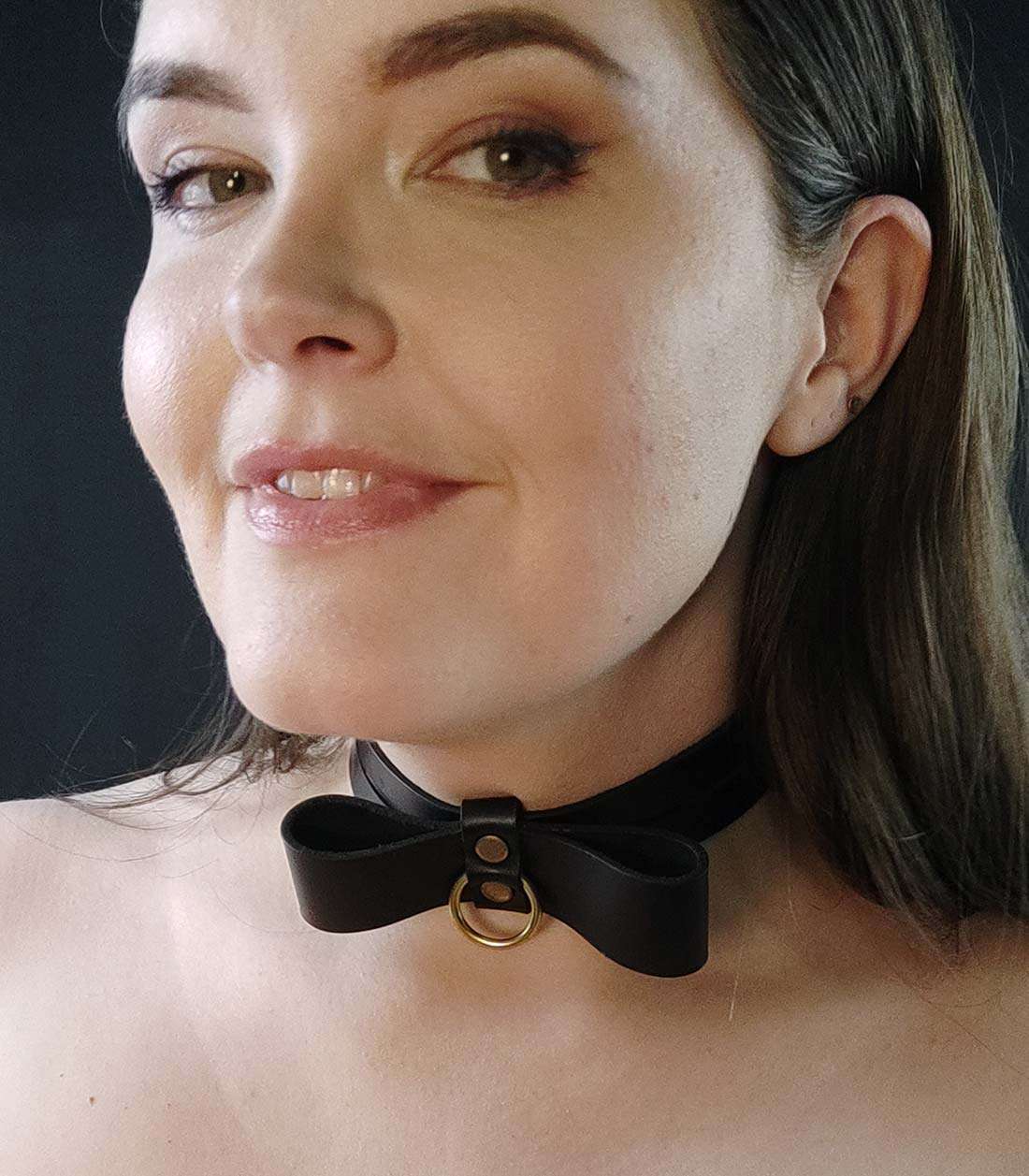 schwarzes Halsband mit Cutouts, Lederschleife und goldener Hardware