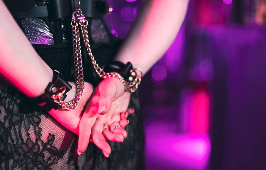CO_BOBL_detail schwarze Bow Cuffs, die durch Ketten mit Karabinern mit Bow Belt verbunden sind