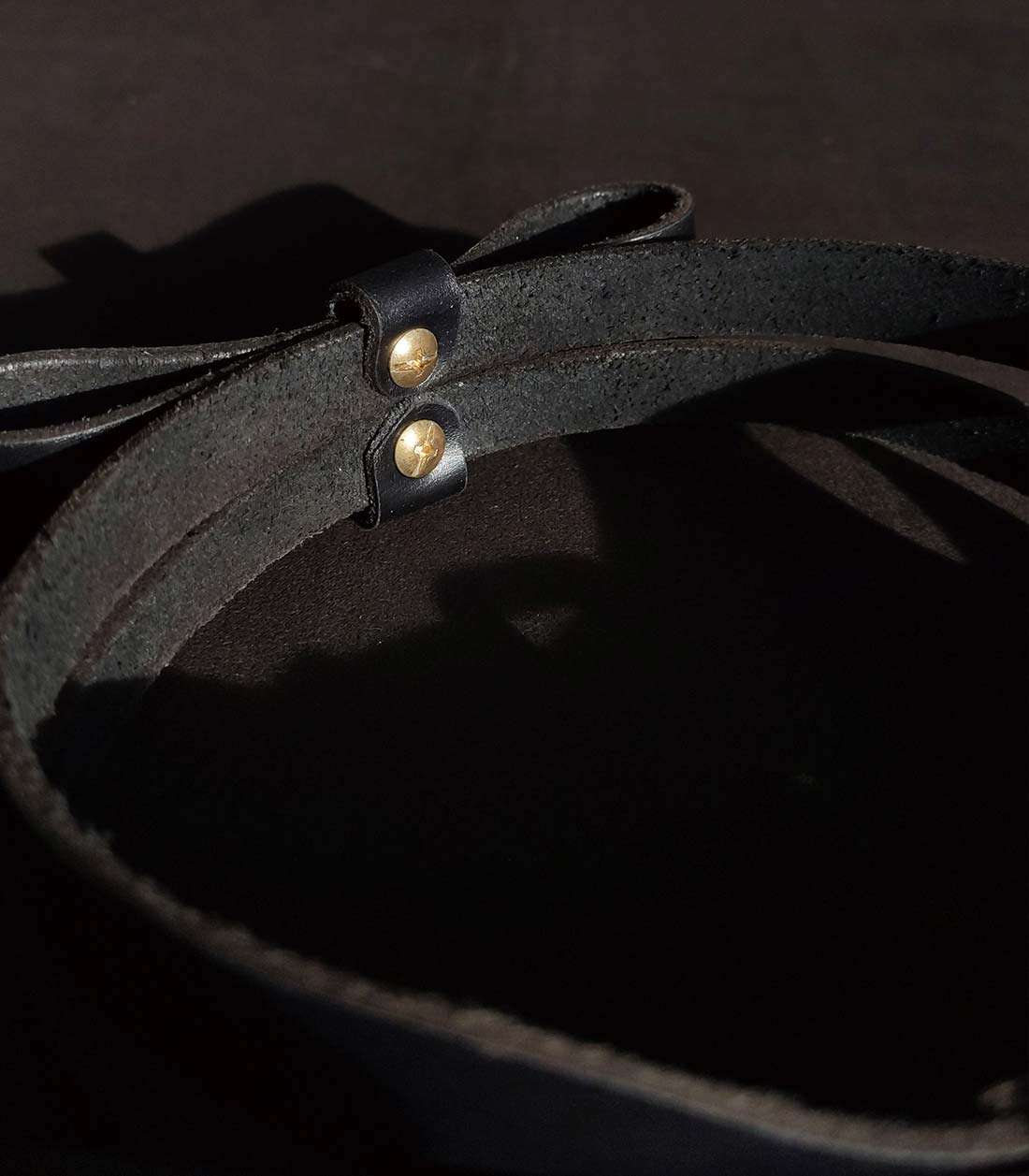 Druckknöpfe an der Innenseite vom schwarzen Bow Collar, für einen abnehmbaren O-Ring