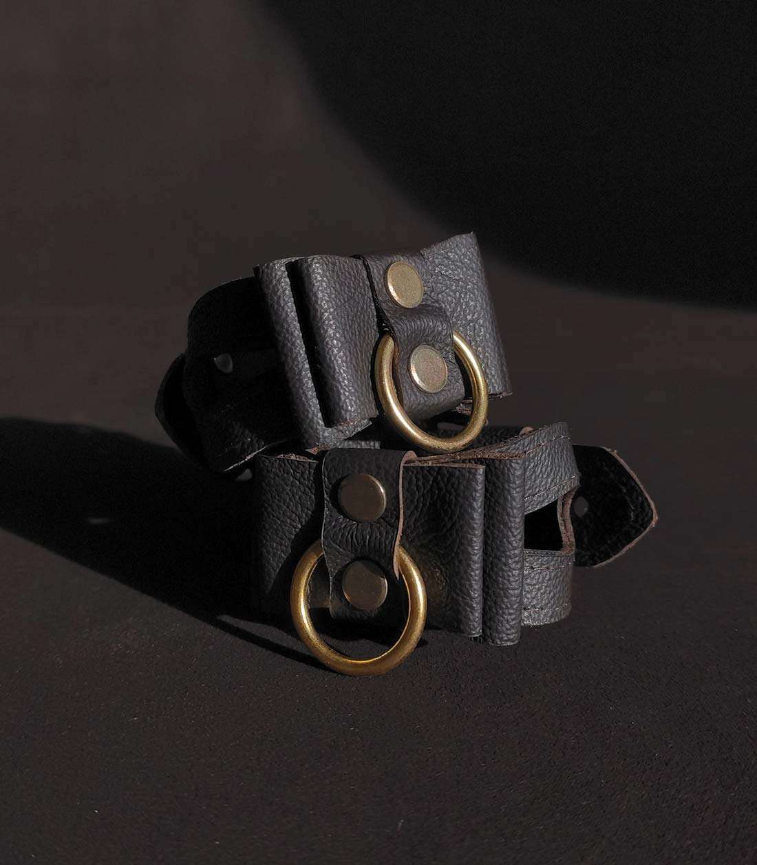braune Cuffs mit Cutouts, Lederschleifen und goldener Hardware