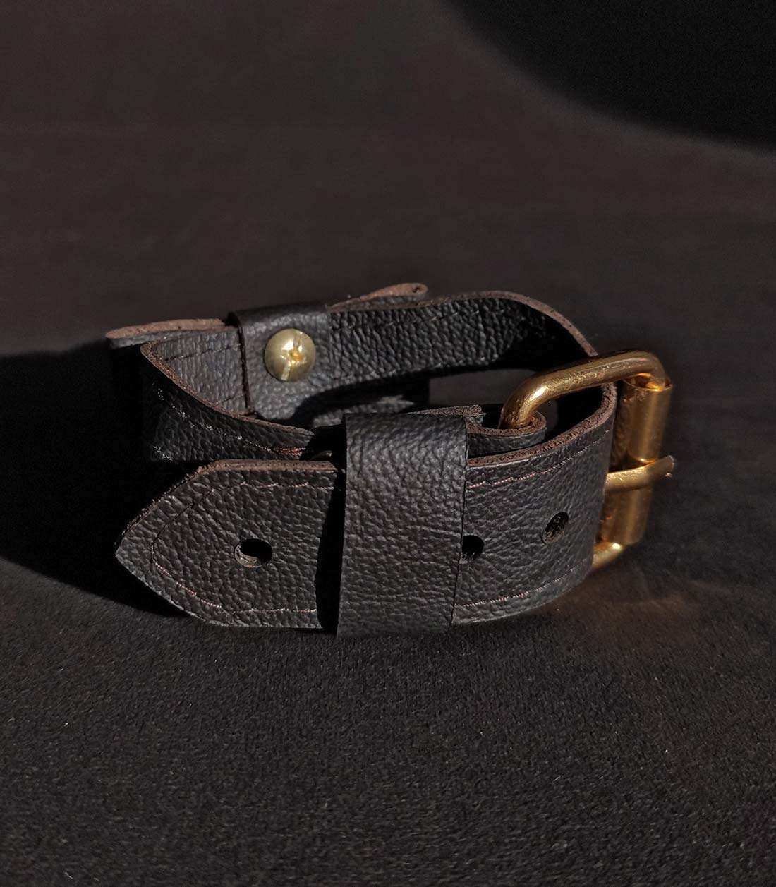 brauner Cuff mit Cutouts, Lederschleife und goldener Hardware von der Rückseite