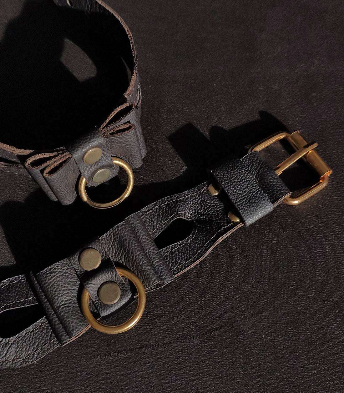 braune Cuffs mit Cutouts, Lederschleifen und goldener Hardware