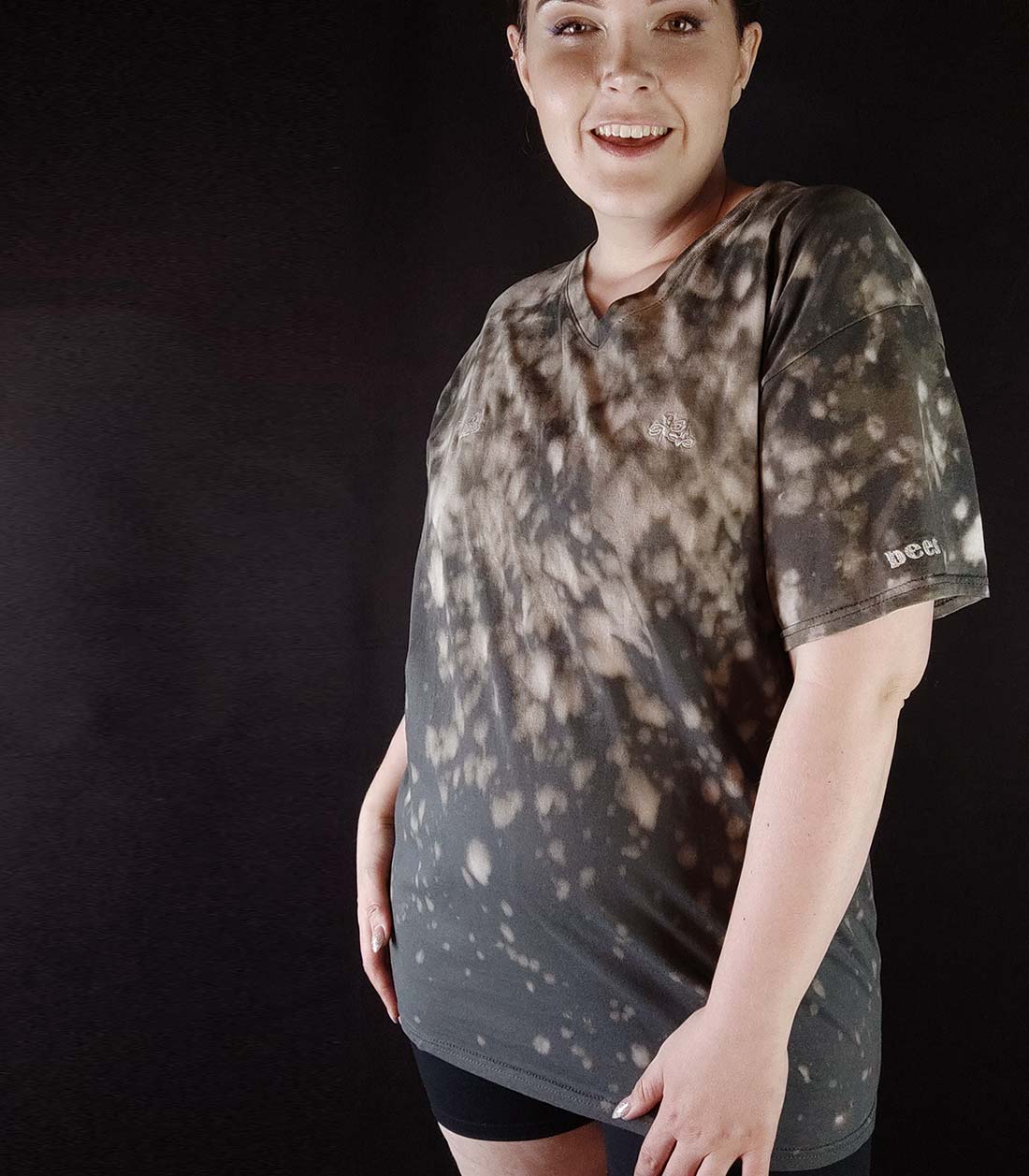 T-Shirt mit Batikstruktur und aufgestickten "boo" und "bees" Schriftzug sowie einem kleinen Geist und Bienen