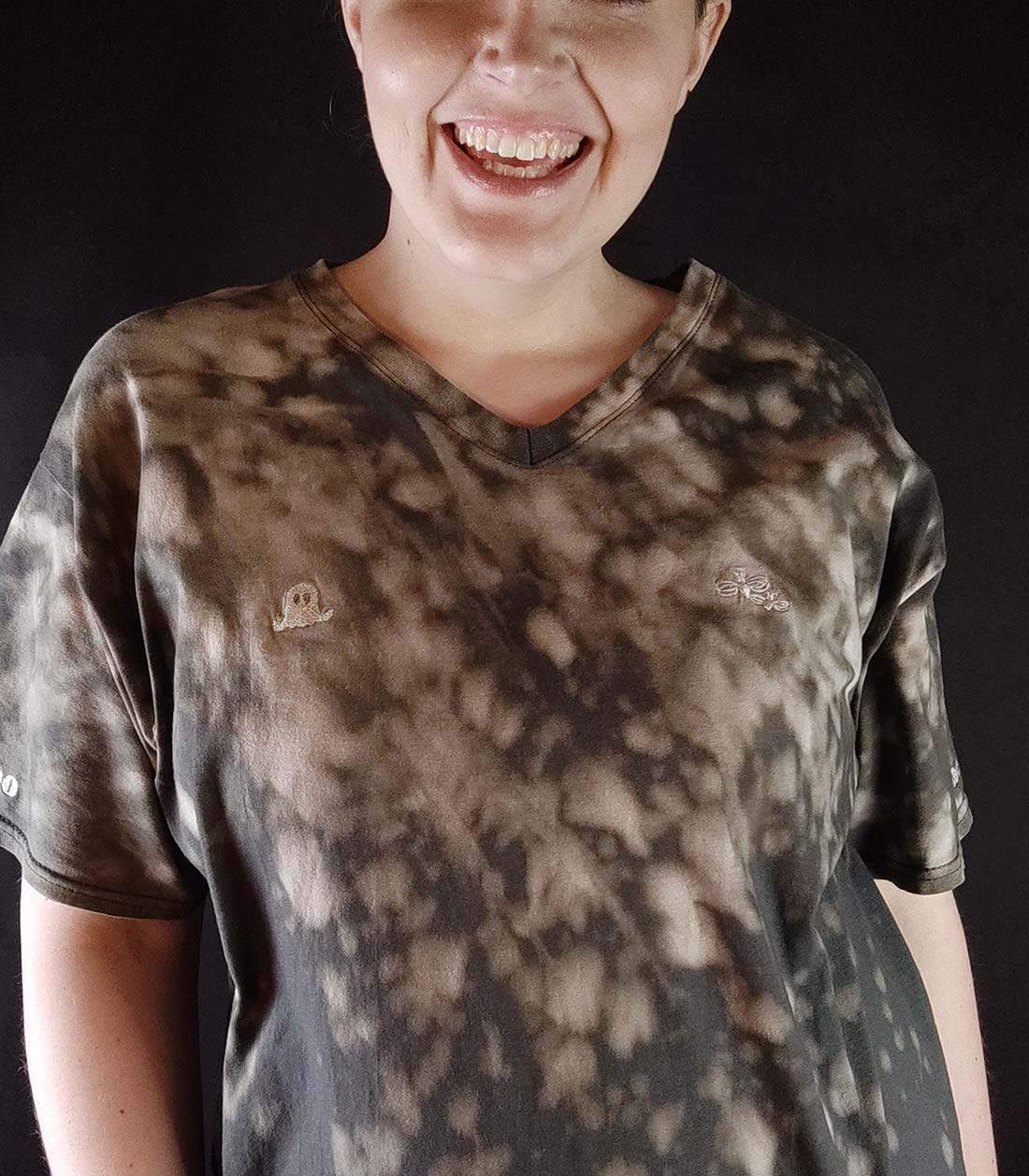 TEE_boobee_3 T-Shirt mit Batikstruktur und aufgestickten "boo" und "bees" Schriftzug sowie einem kleinen Geist und Bienen