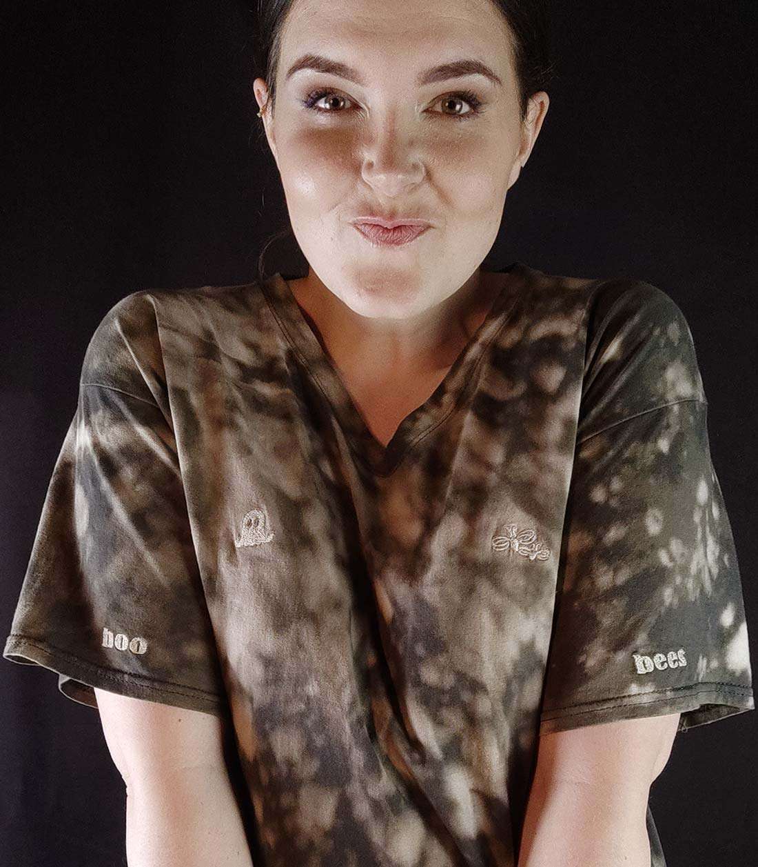 T-Shirt mit Batikstruktur und aufgestickten "boo" und "bees" Schriftzug sowie einem kleinen Geist und Bienen