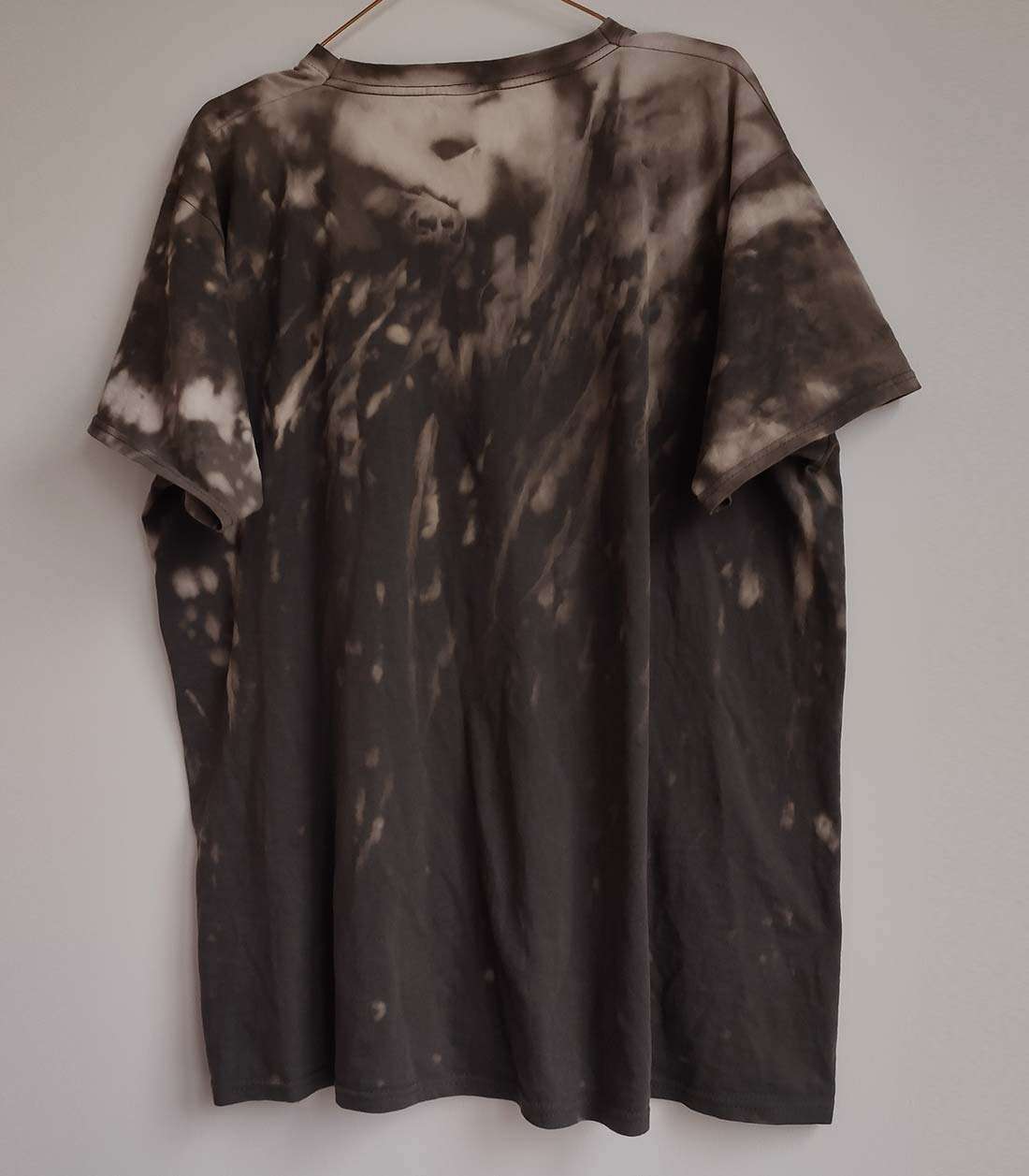 T-Shirt Boo Bees mit Batikstruktur von hinten