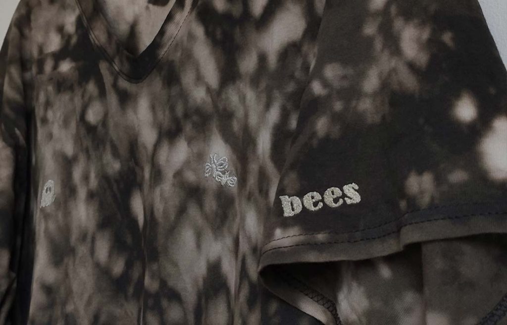 TEE_boobee_details T-Shirt mit Batikstruktur und aufgestickten "boo" und "bees" Schriftzug sowie einem kleinen Geist und Bienen