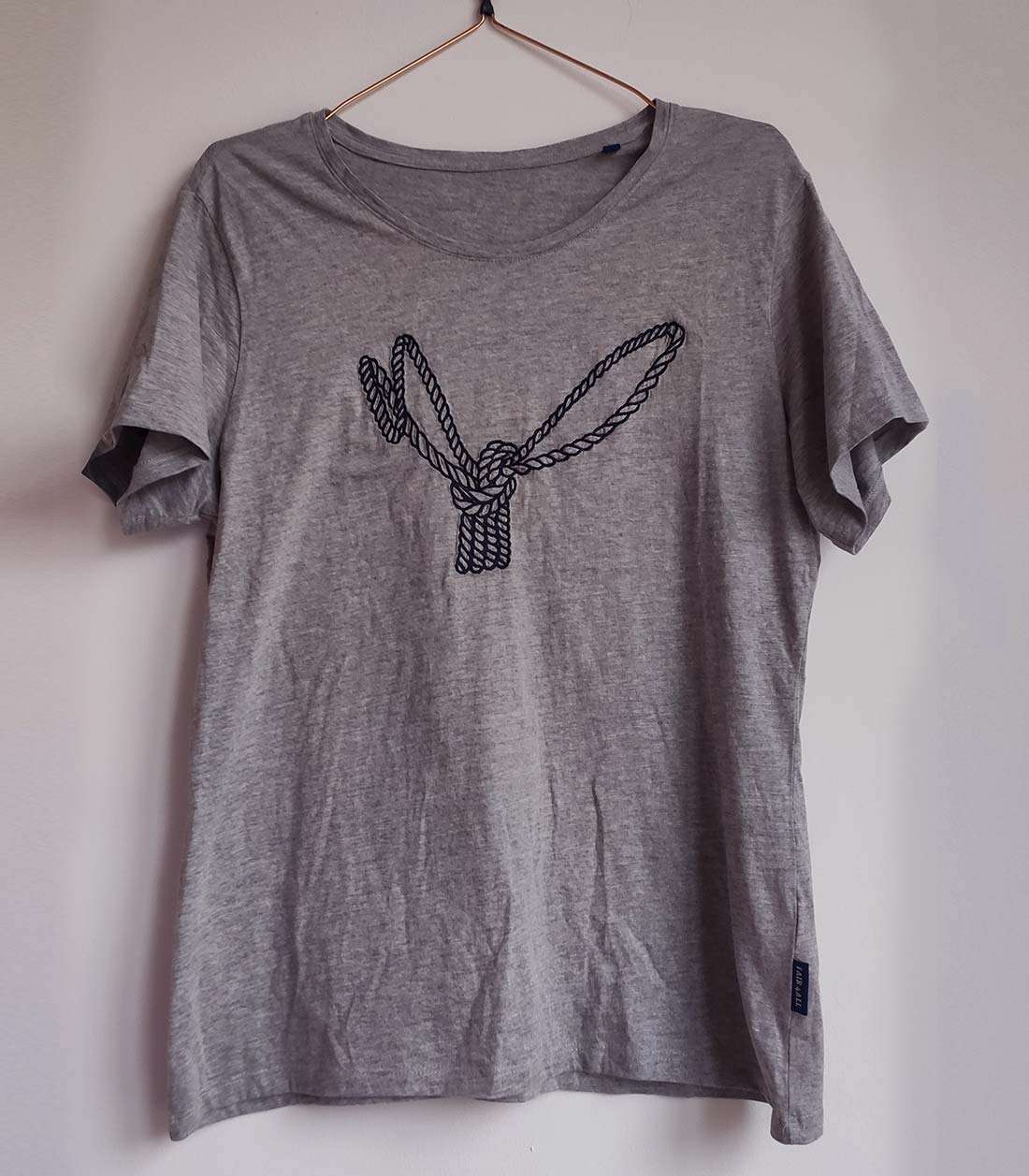 dunkelblaue Ropebunny-Bestickung auf grauem T-Shirt