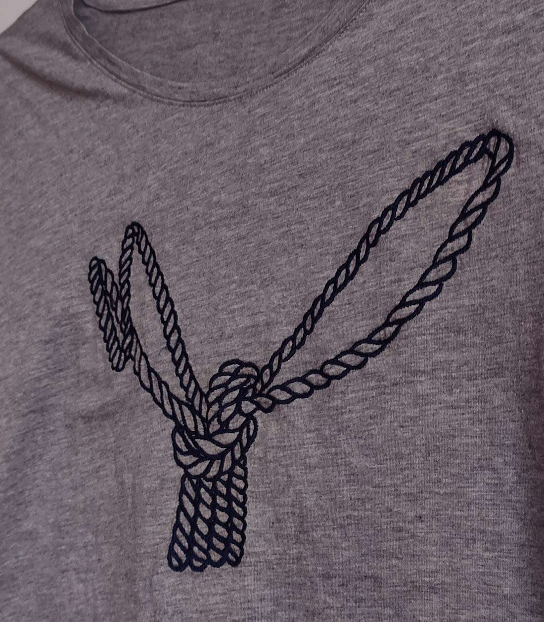 dunkelblaue Ropebunny-Bestickung auf grauem T-Shirt