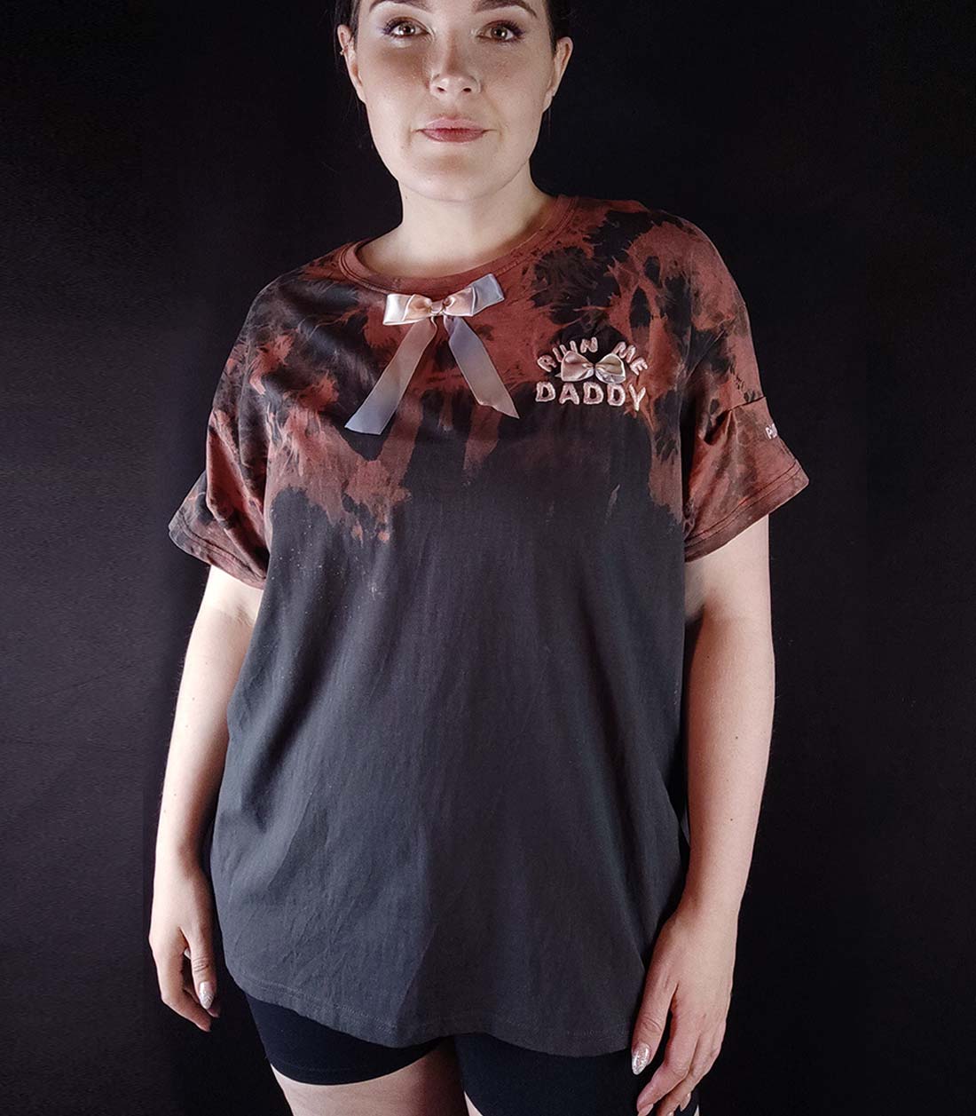 T-Shirt mit Batikmuster, Schleife unterm Ausschnitt und aufgesticktem "Ruin me Daddy" sowie "Please" Schriftzug