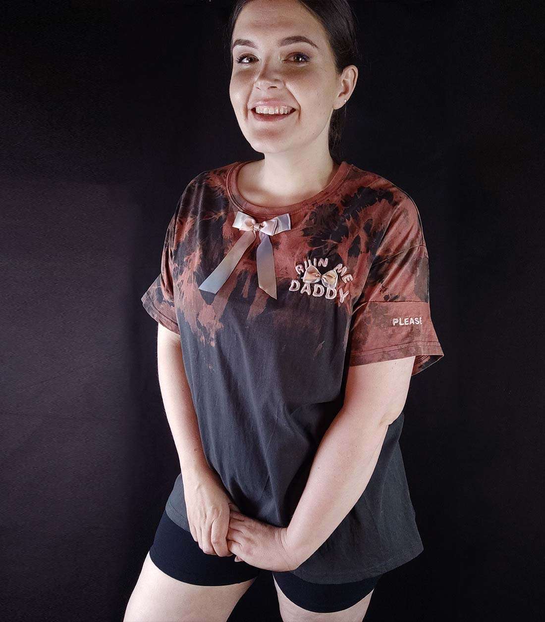 T-Shirt mit Batikmuster, Schleife unterm Ausschnitt und aufgesticktem "Ruin me Daddy" sowie "Please" Schriftzug