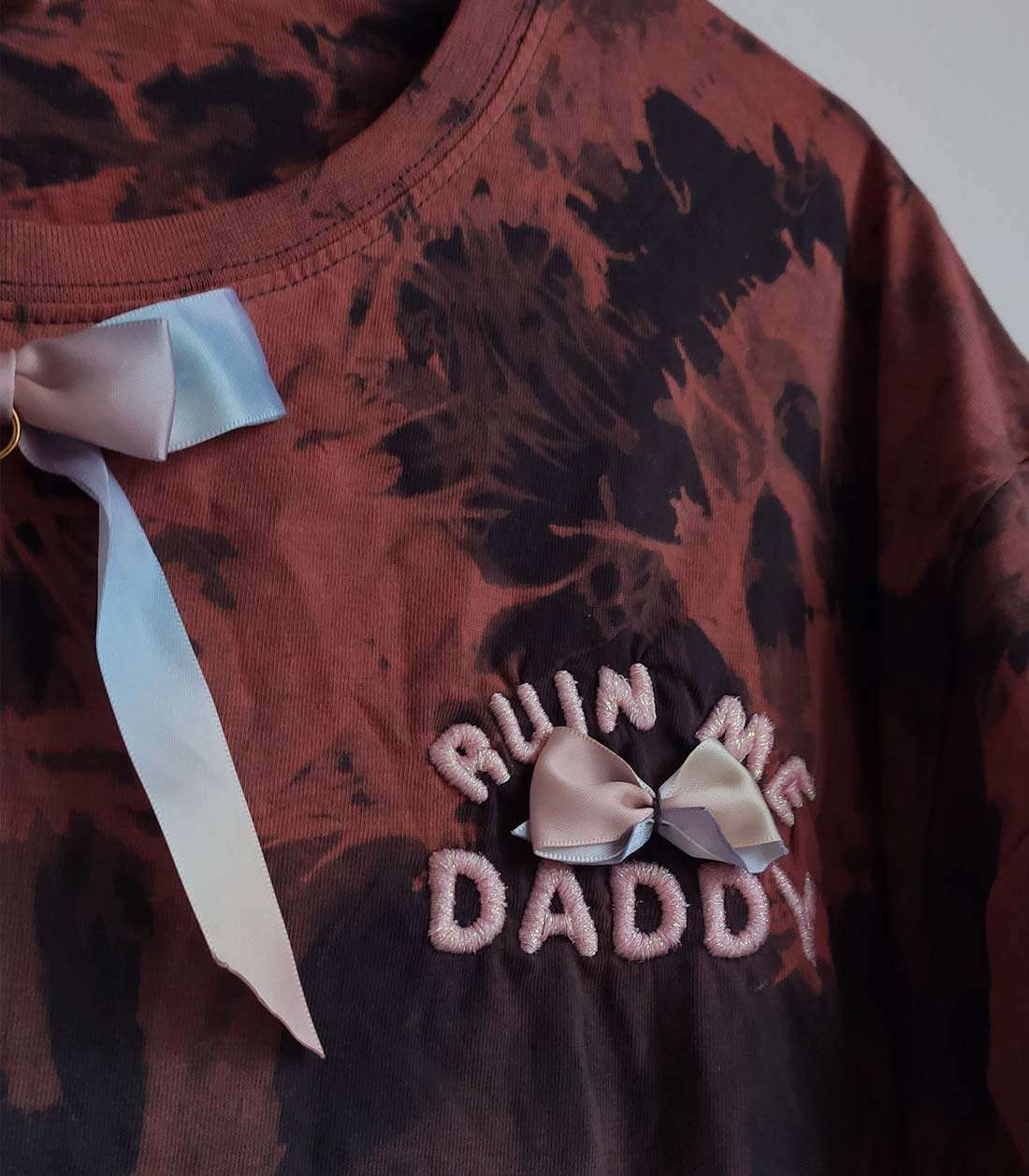 T-Shirt mit Batikmuster, Schleife unterm Ausschnitt und aufgesticktem "Ruin Me Daddy" Schriftzug