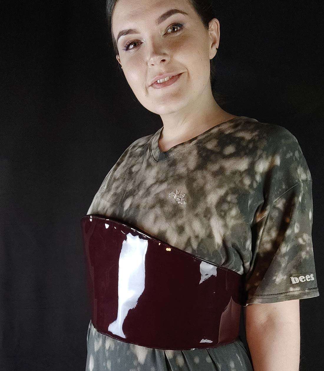 Gründerin von Make Me mit Boo Bees T-Shirt und Wendekorsage mit dunkelroter Lack-Seite nach außen