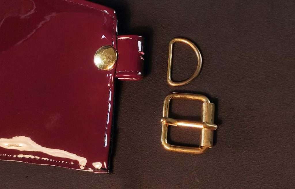 Druckknopf an Wendekorsage, den man öffnen und die Schnallen für die Dornschließe, wenden kann