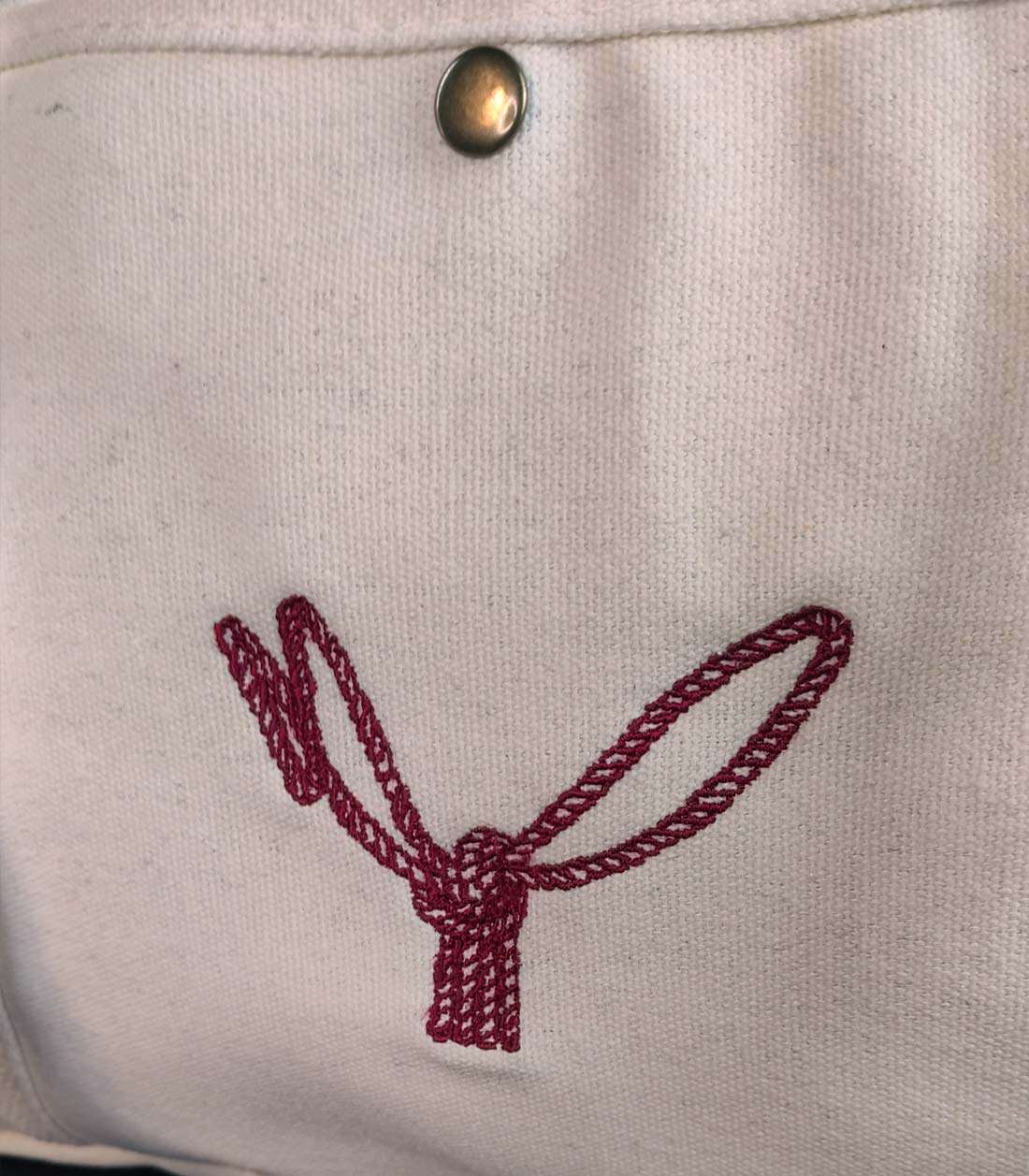 Nahaufnahme vom Ropebunny Motiv auf beiger Tasche