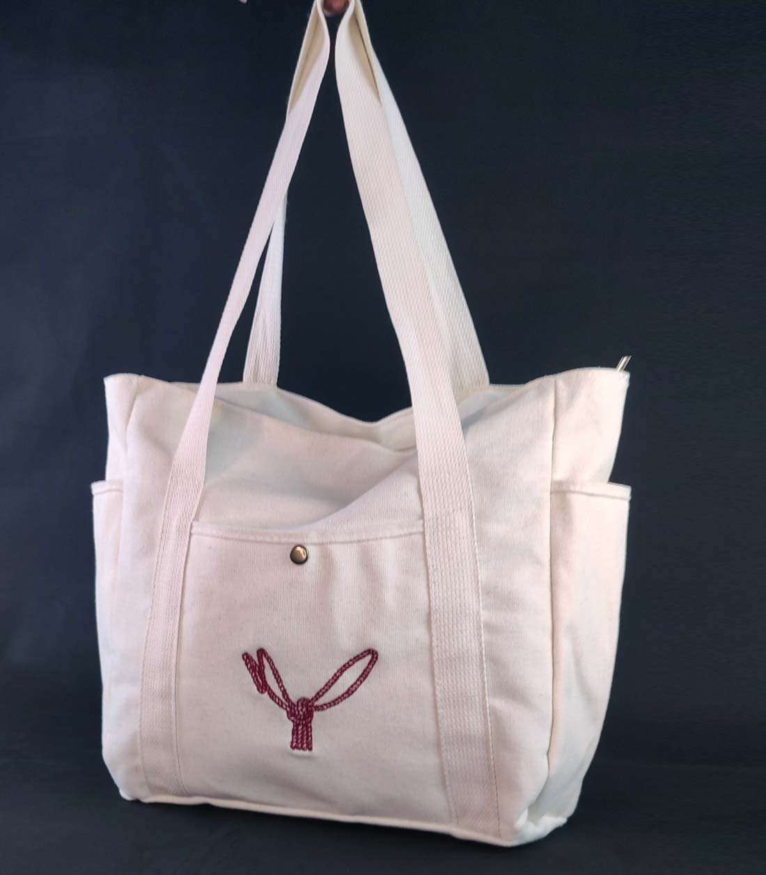 beige Tasche mit aufgesticktem Ropebunny Motiv