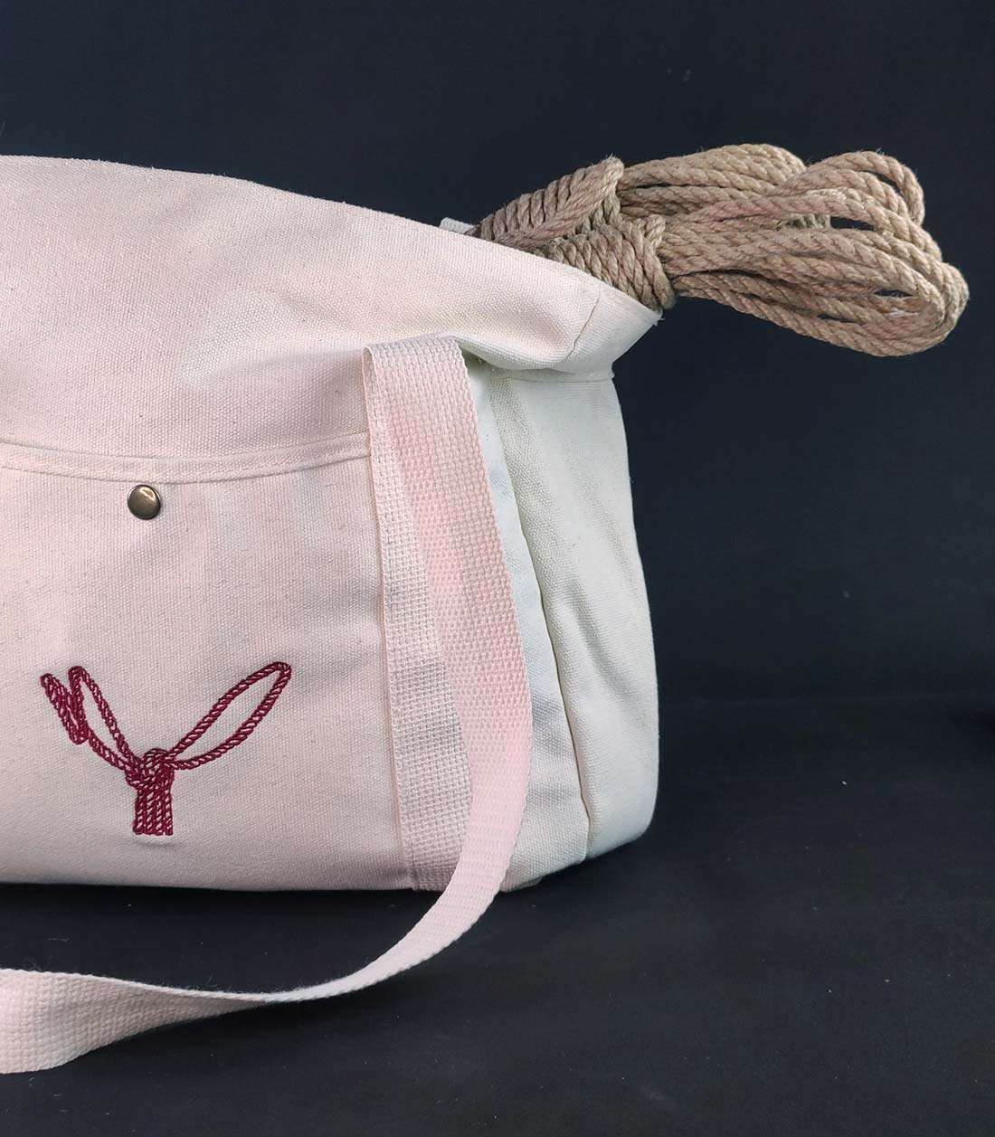 beige Tasche mit aufgesticktem Ropebunny Motiv, aus der zwei Seile herausschauen