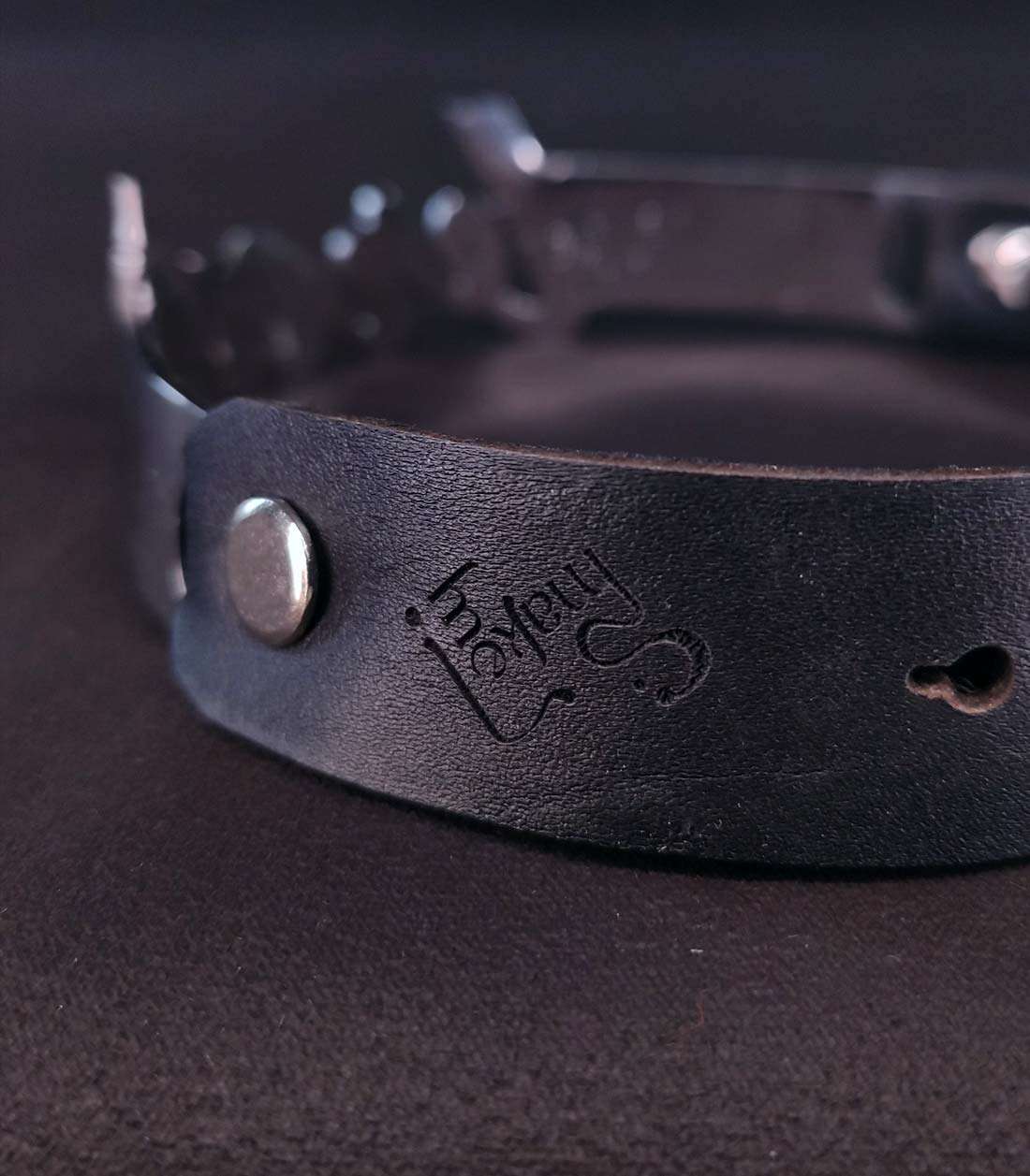 schwarzes Lederhalsband mit "brat" Edelstahlbügel von der Seite