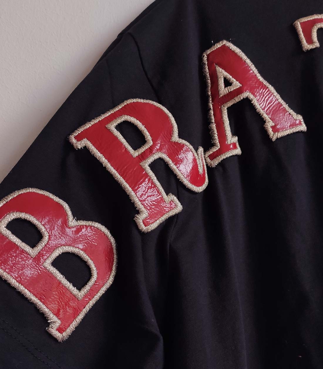 bratbitch_1 Nahaufnahme der Letter auf dem T-Shirt Brat Bitch