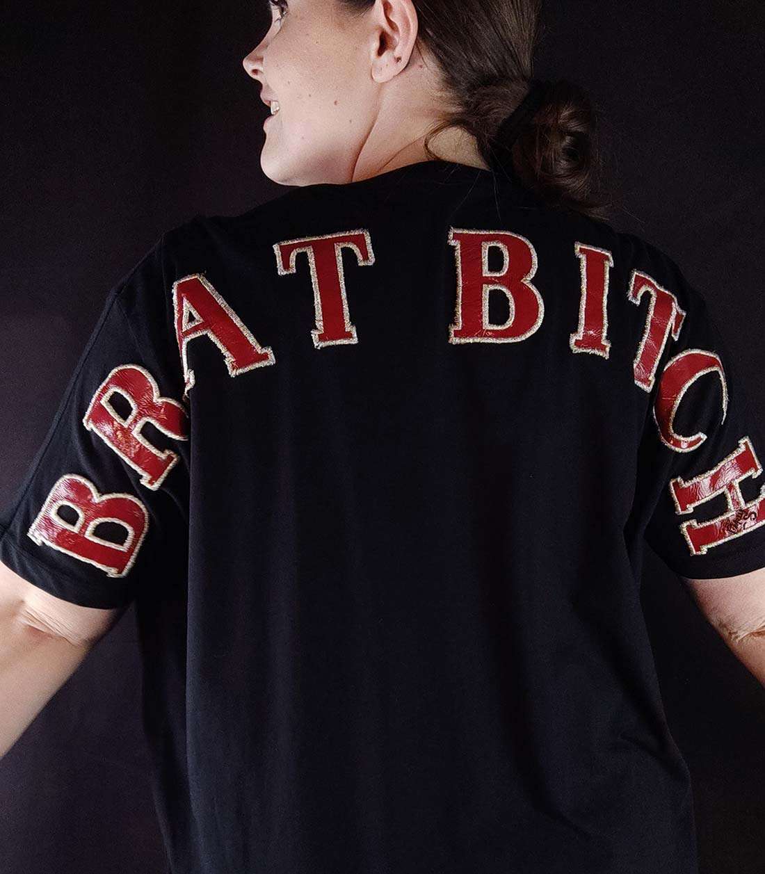 schwarzes T-Shirt mit großem, roten "Brat Bitch" Schriftzug auf der Rückseite