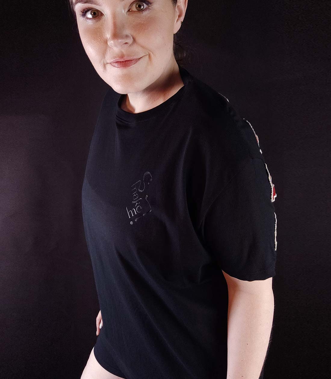 schwarzes T-Shirt Brat Bitch von vorne mit kleinem Make Me Logo