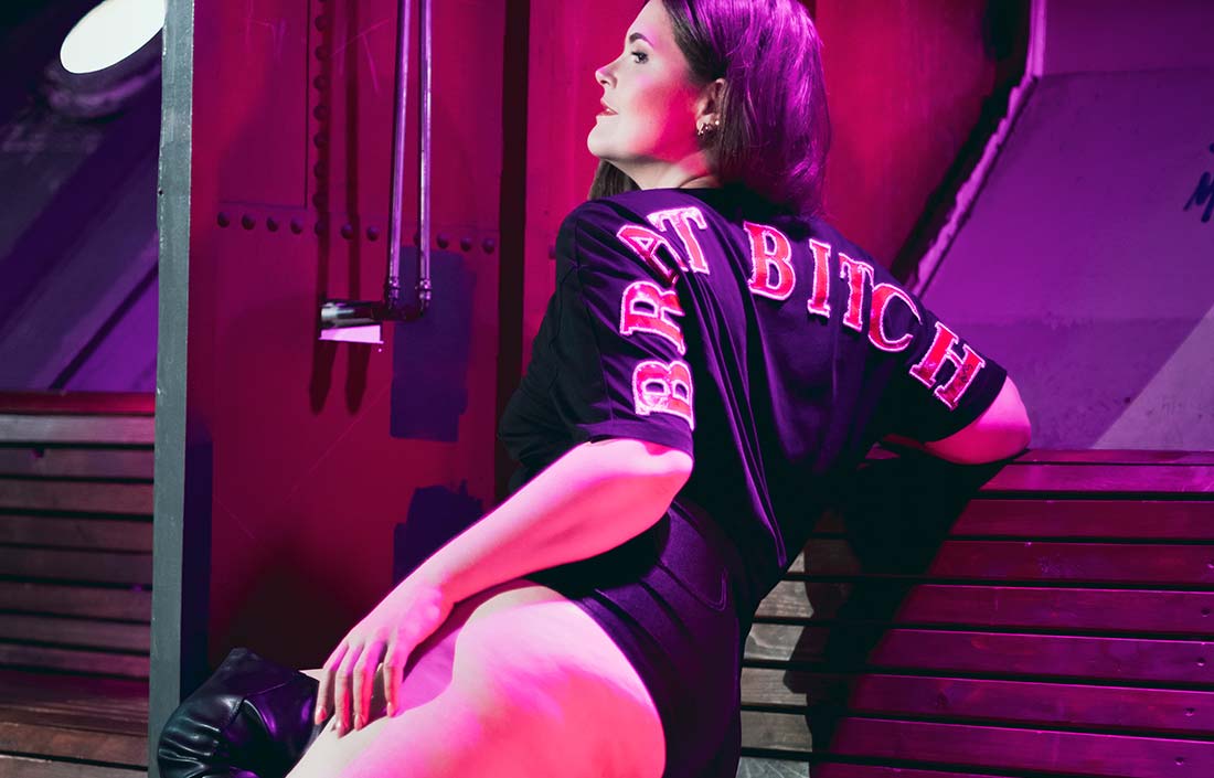 schwarzes T-Shirt mit großem, roten "Brat Bitch" Schriftzug auf der Rückseite