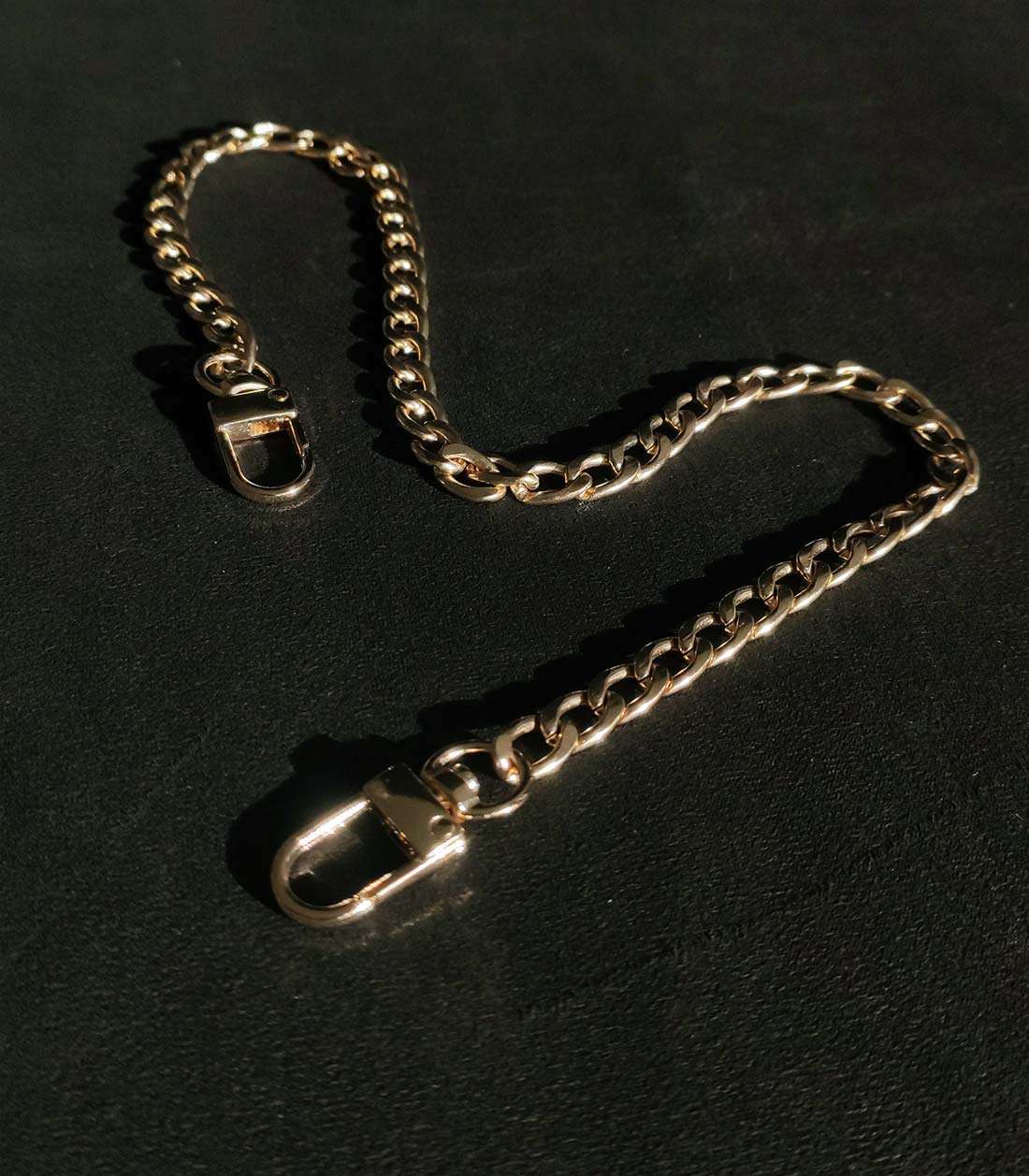 kurze goldene Kette mit jeweils einem Karabiner am Ende