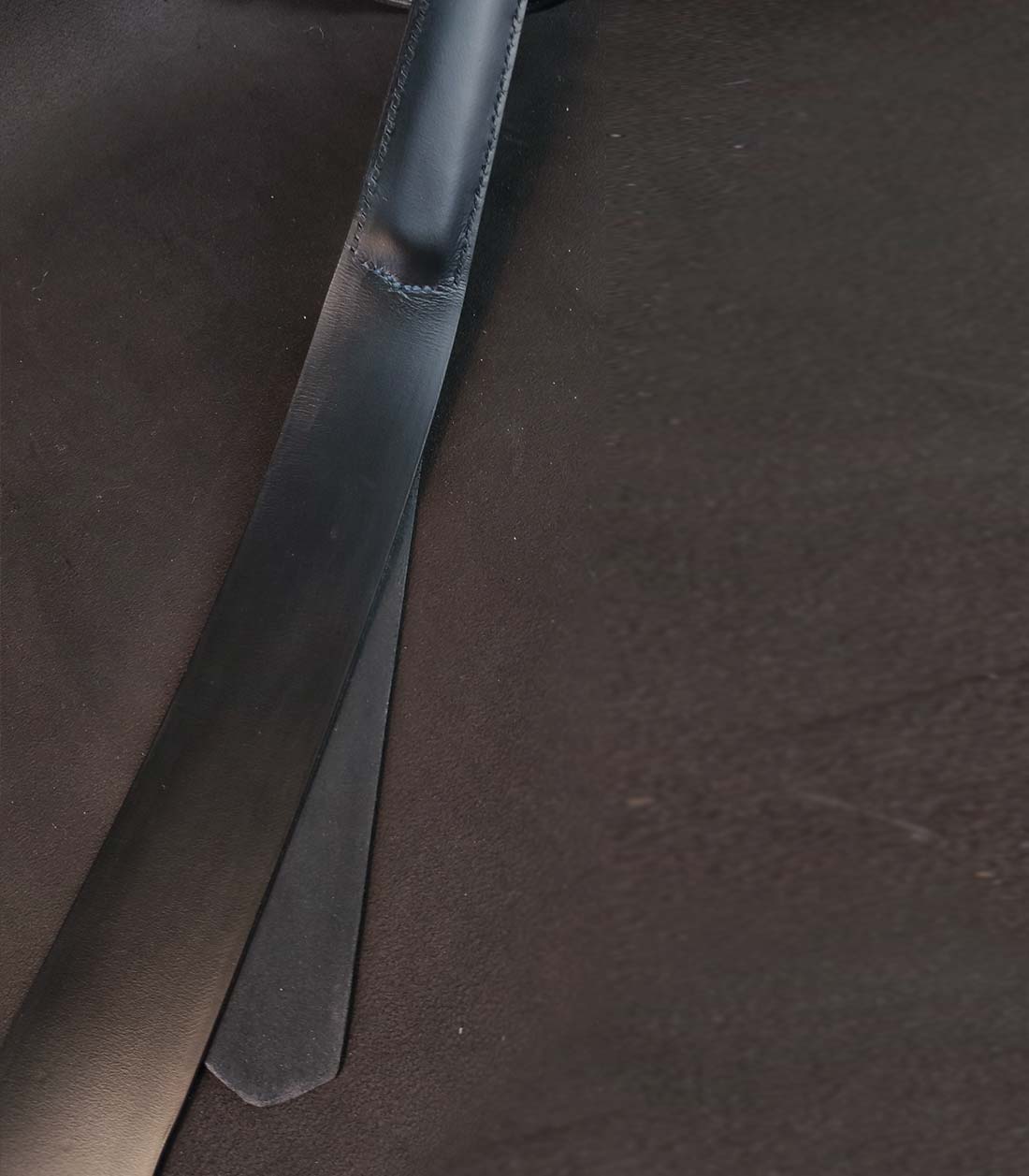 schwarze Lederkrawatte mit eingenähtem Griff