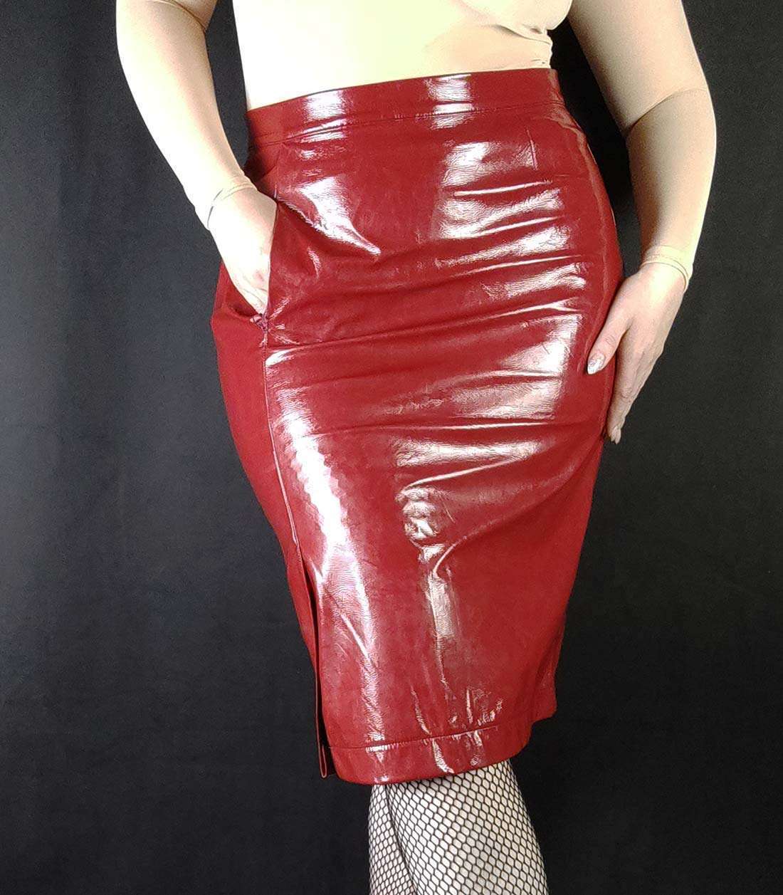 roter, glänzender Gloss Rock mit Bleistiftschnitt