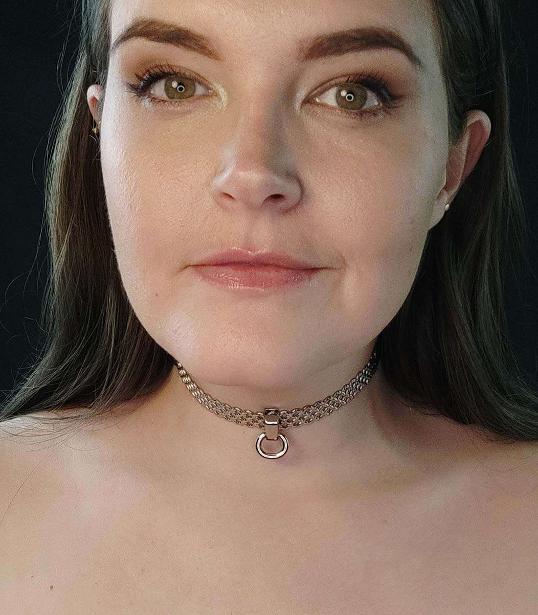Gründerin von Make Me mit Steel X Collar