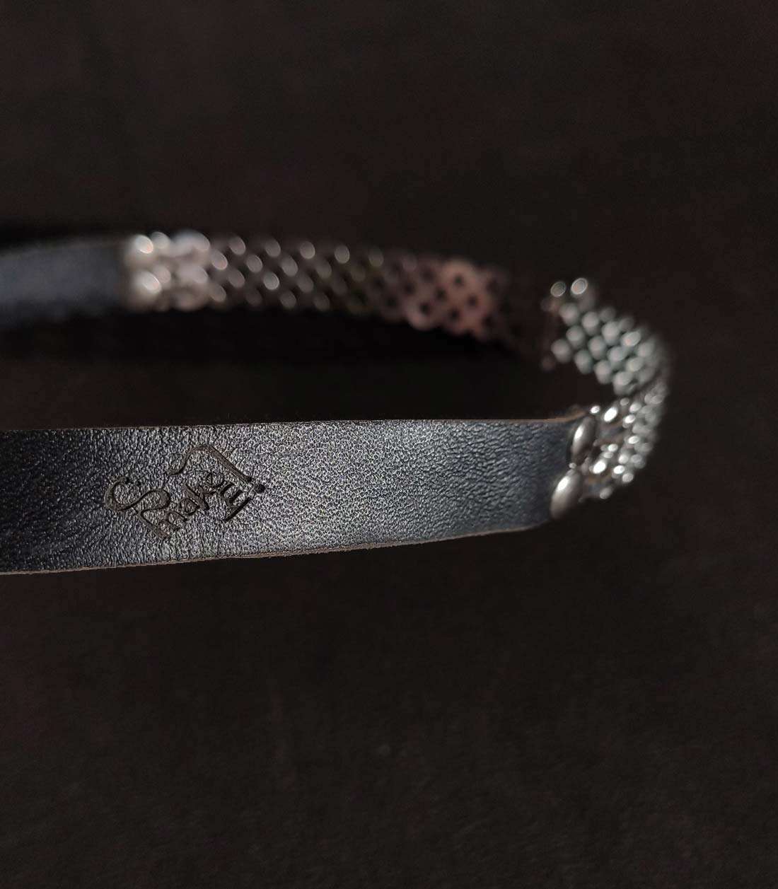 Nahaufnahme von Make Me Logo auf dem Steel X Collar