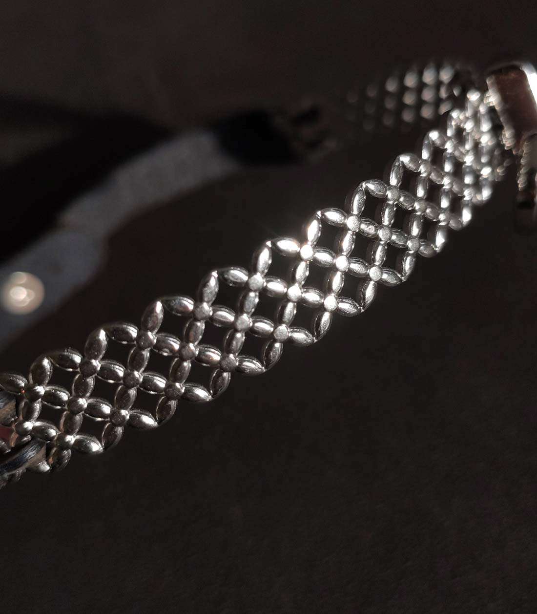 lettuce_c_3 Nahaufnahme von Edelstahlbügel mit x-förmigen Details vom Steel X Collar