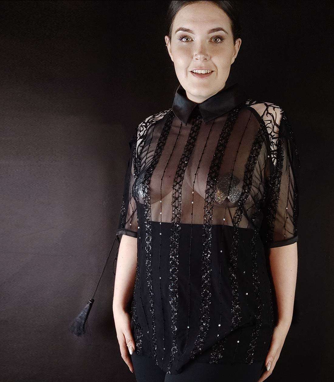 schwarz-transparente Mesh Bluse mit Satinkragen und Ärmeln mit Quasten