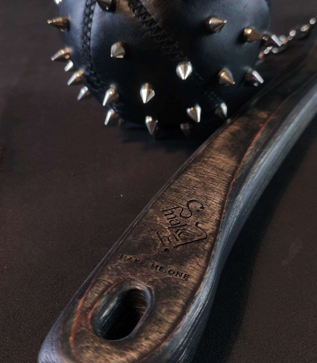 Nahaufnahme von Morgenstern mit silberfarbenen Nieten und dessen Griff