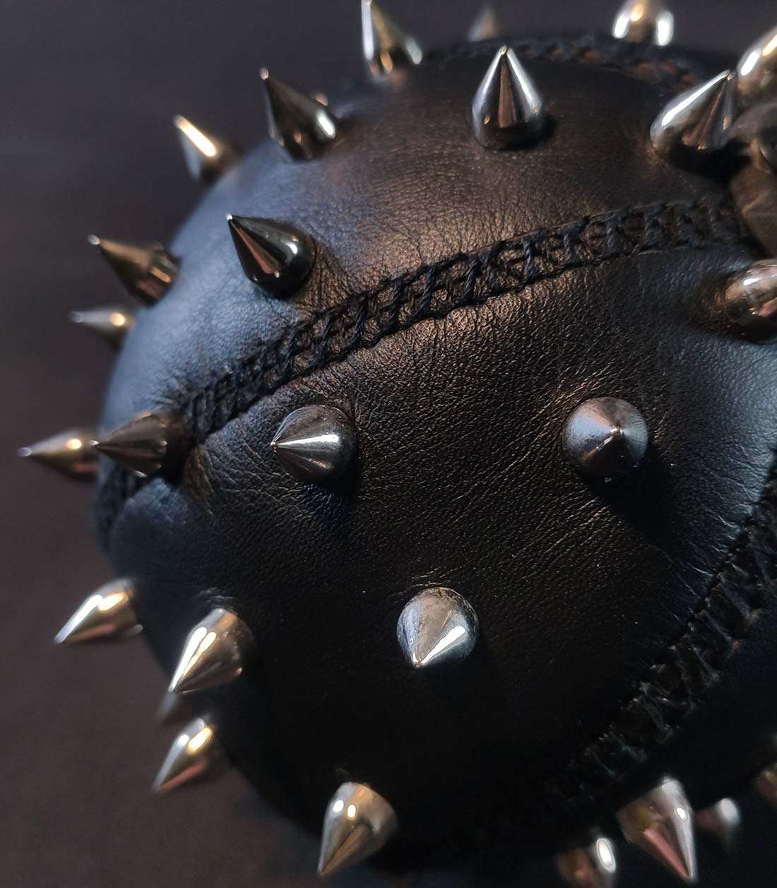 Nahaufnahme von Morgenstern mit silberfarbenen Nieten