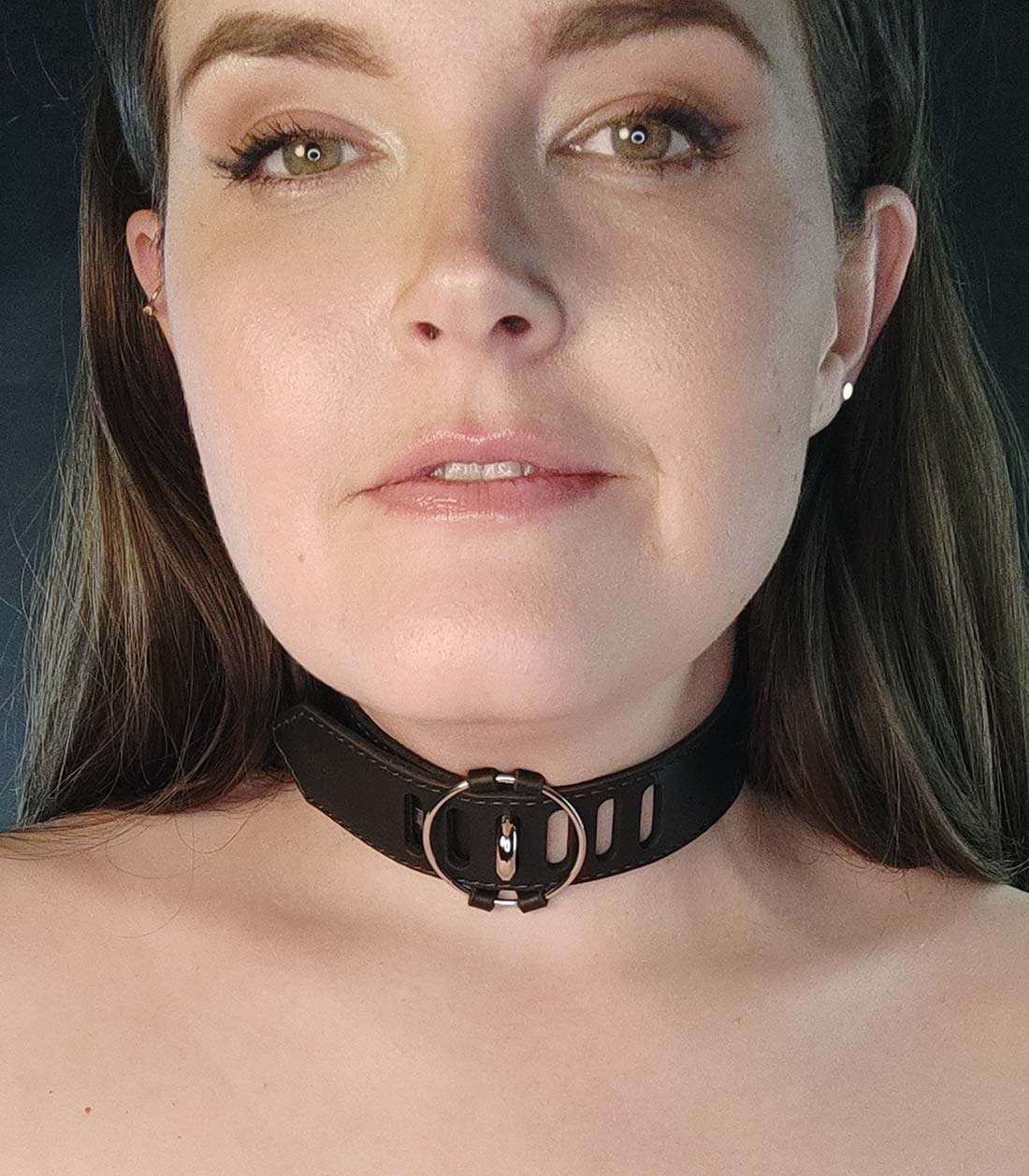schwarzes Lederhalsband mit silbernem O-Ring und Steckverschluss über Stopper