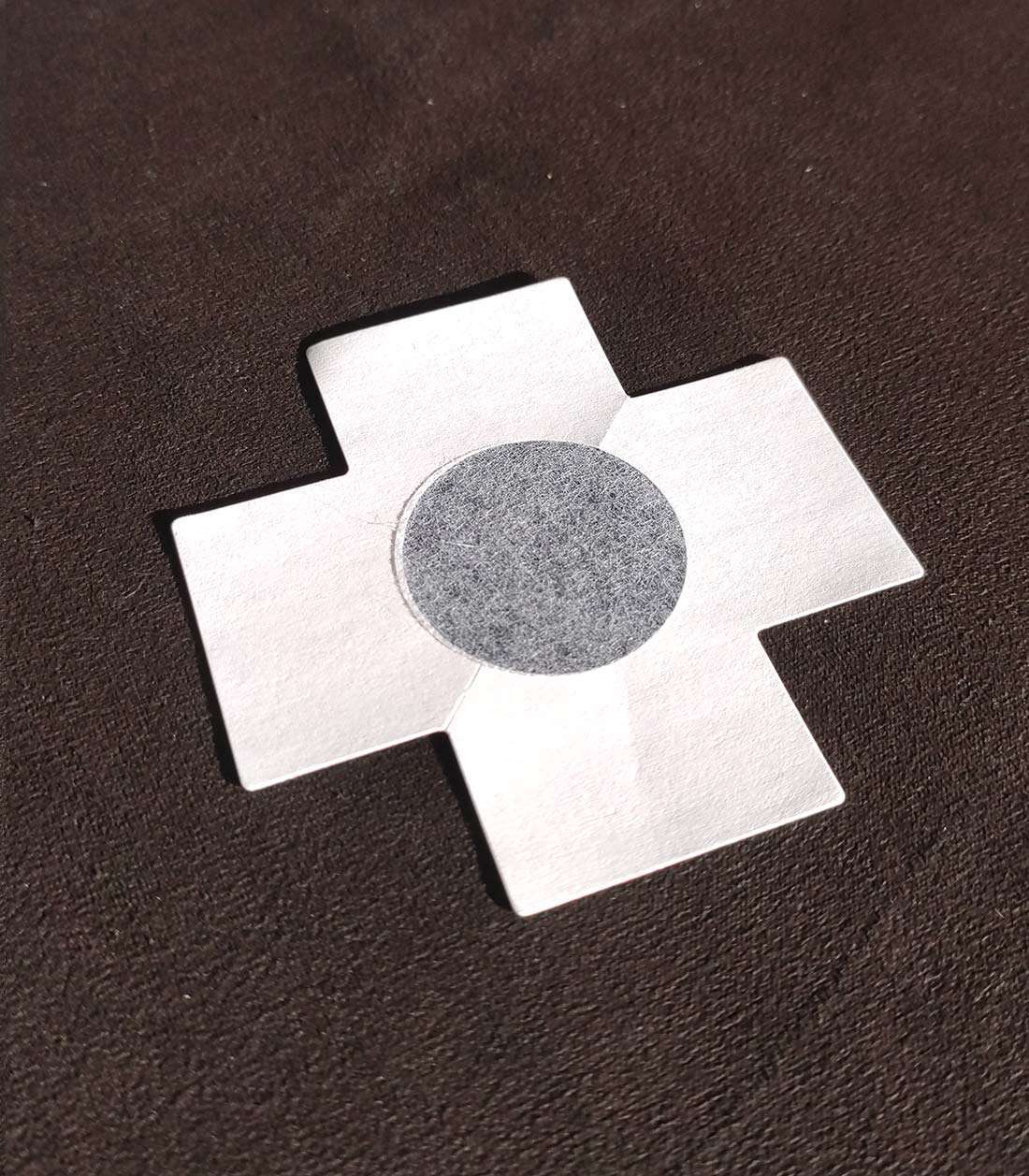 Rückseite von Nipple Patch mit ausgesparter Klebefläche in der Mitte