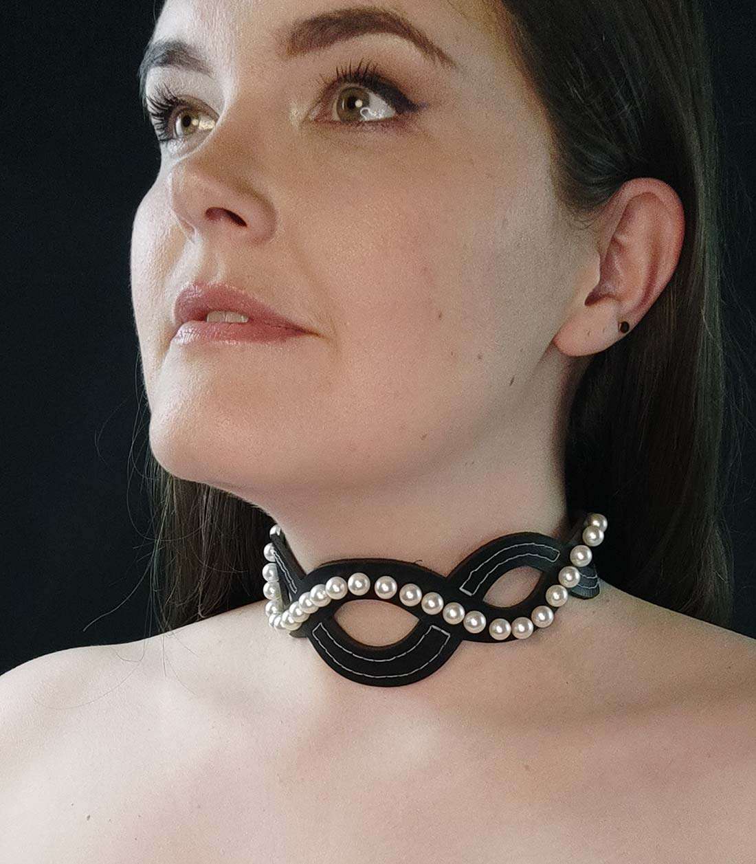 Gründerin von Make Me mit Choker im Wellendesign mit Kunstperlen-Nieten