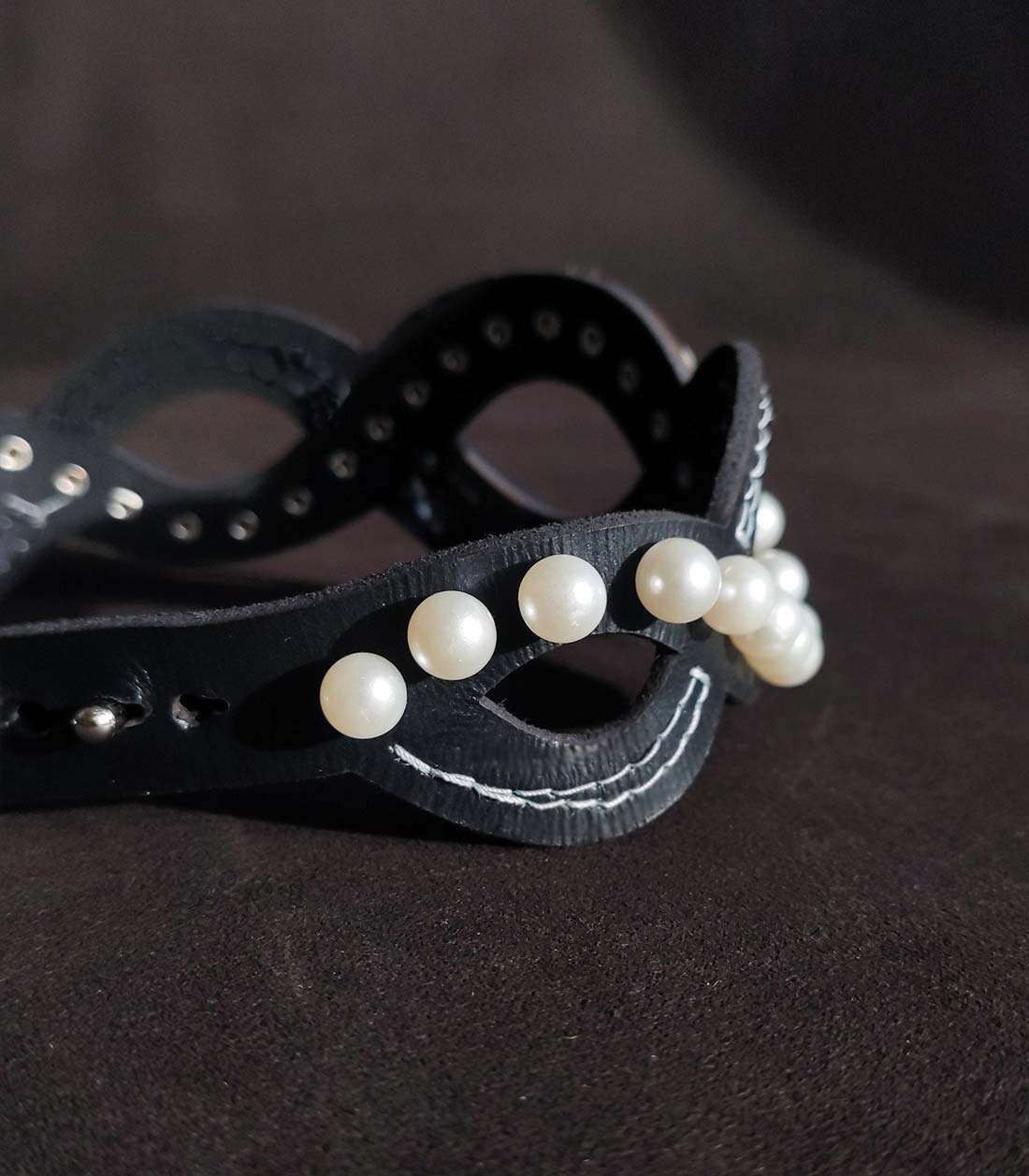 pearl_choker_3 schwarzes Lederhalsband im Wellendesign mit Kunstperlen-Nieten und Steckverschluss über Stopper