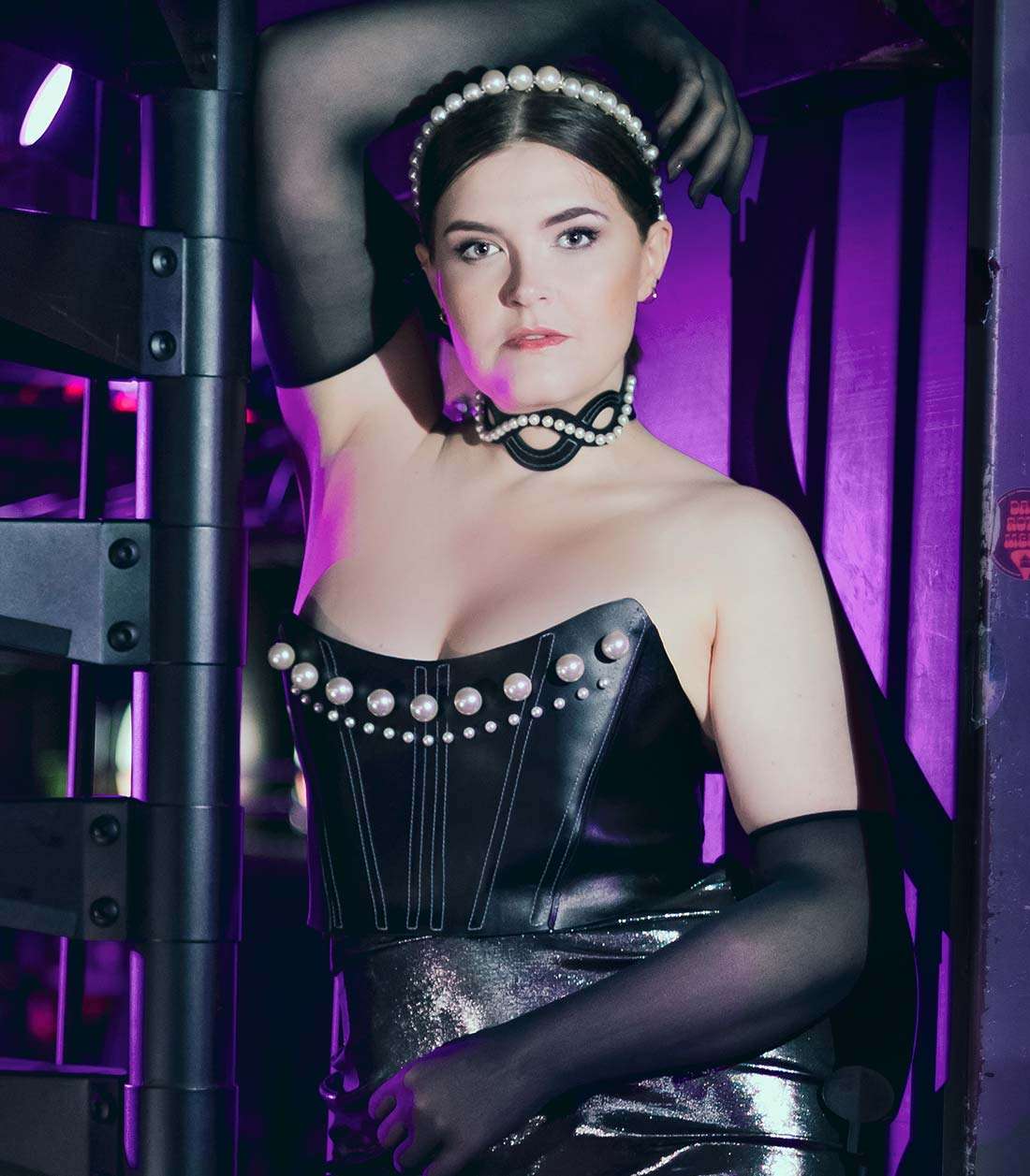 pearl_corset_4 Gründerin von Make Me mit Pearl Korsage, Choker und Headband, sowie Stocking Gloves