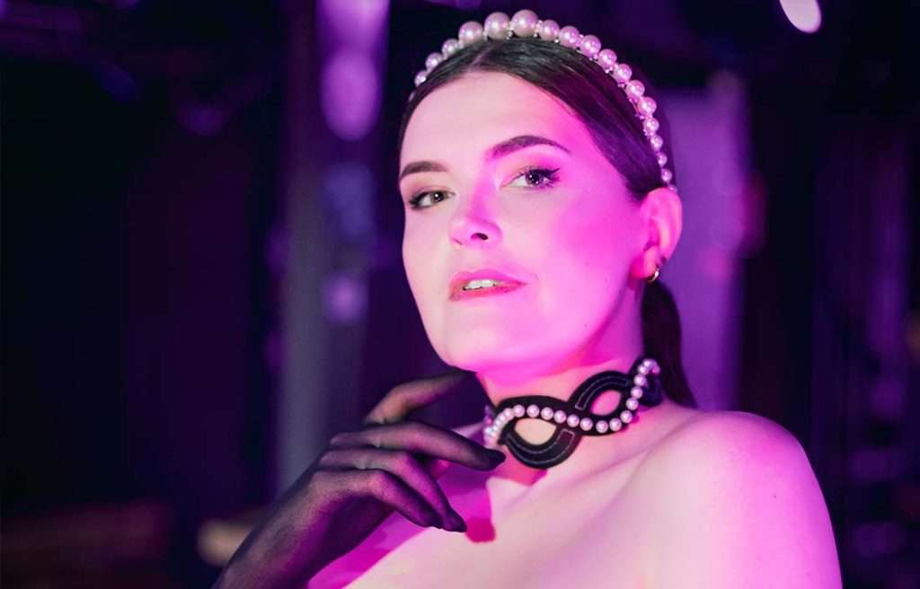 pearl_detail2 Gründerin von Make Me mit Pearl Headband, Pearl Choker und Stocking Gloves