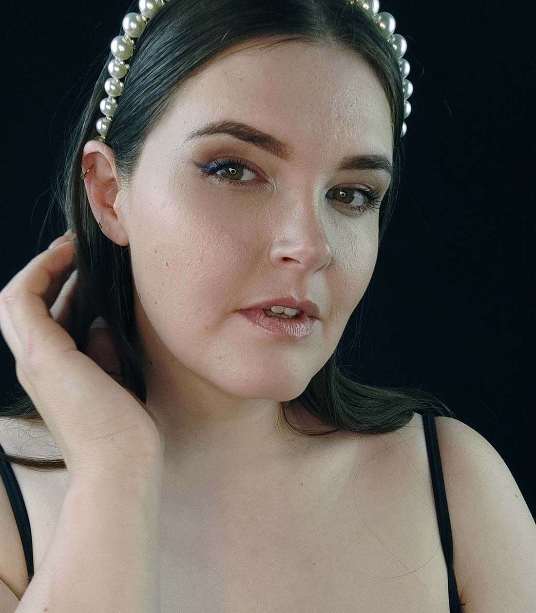 Gründerin von Make Me mit Pearl Headband