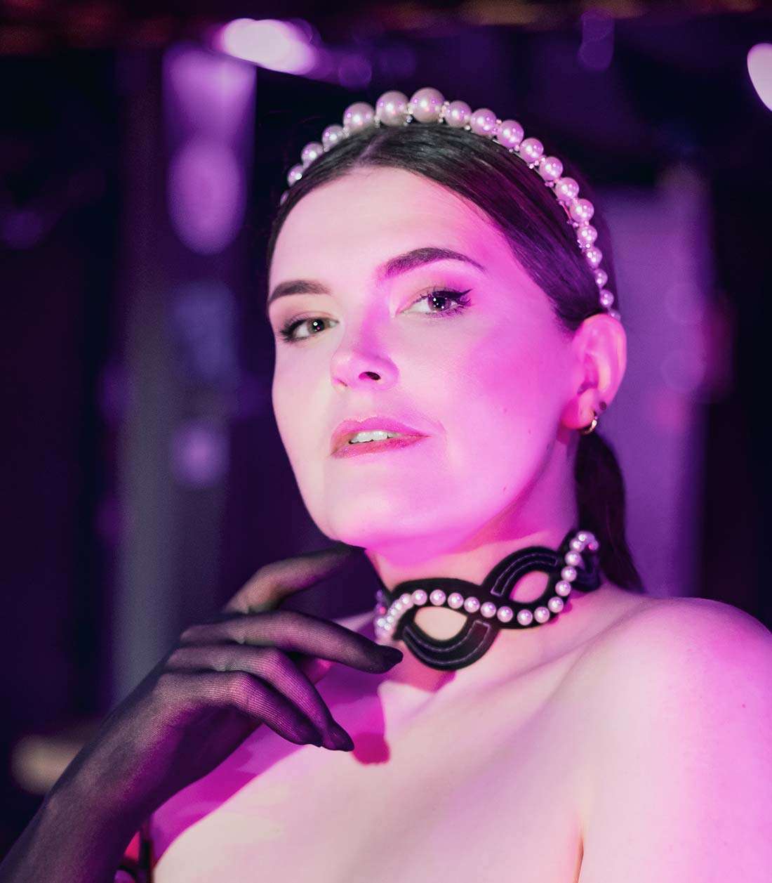 pearl_headpiece_5 Gründerin von Make Me mit Pearl Headband, Pearl Choker und Stocking Gloves