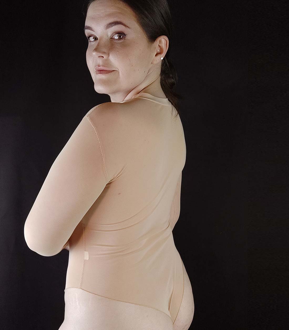 hautfarbener Body mit roter Ropebunny-Bestickung von hinten