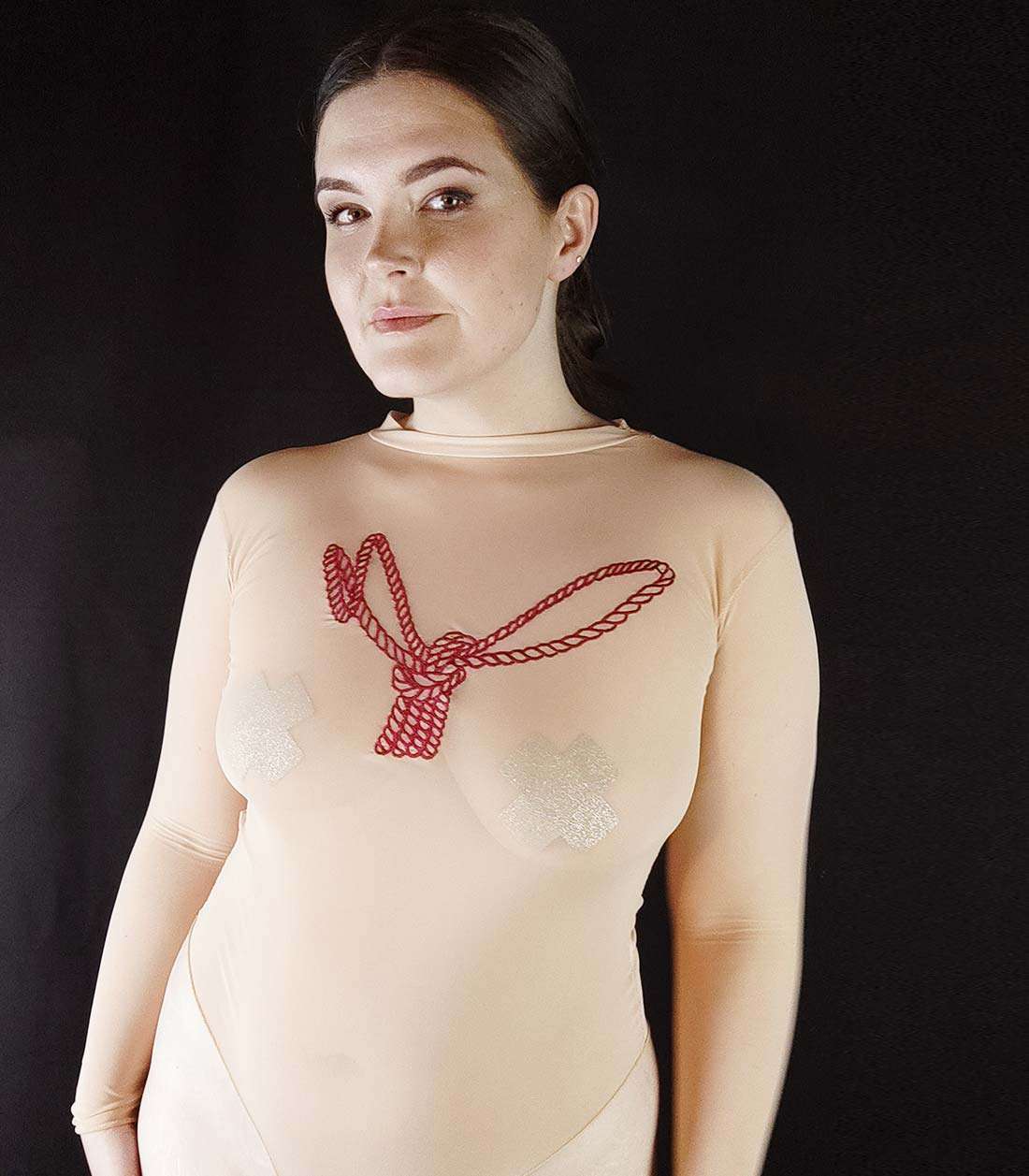 hautfarbener Body mit roter Ropebunny-Bestickung