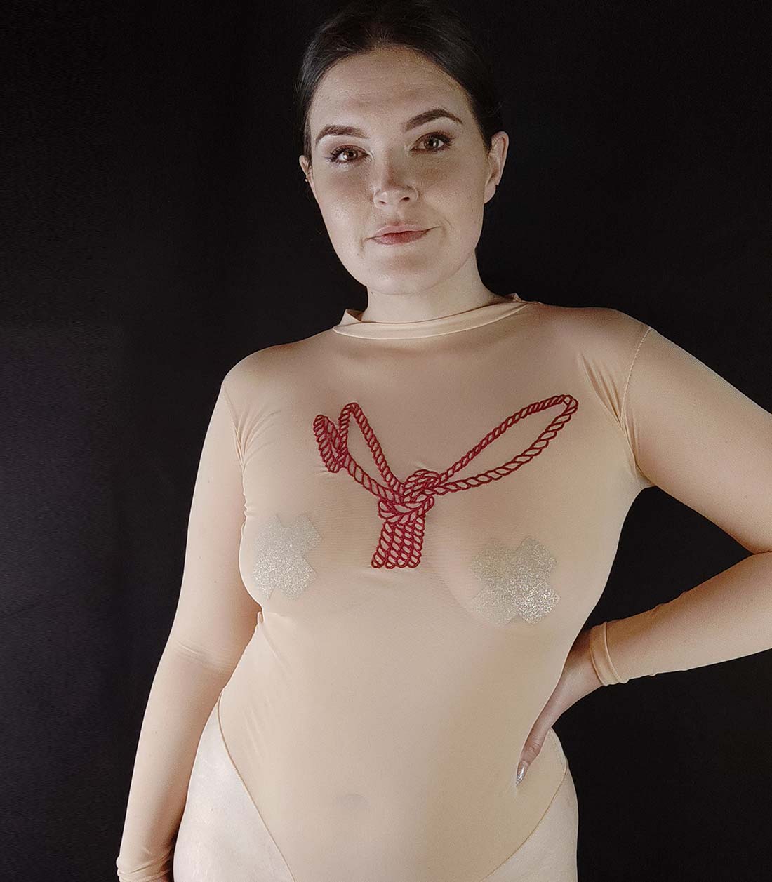 ropebunny_bodyt_1 hautfarbener Body mit roter Ropebunny-Bestickung