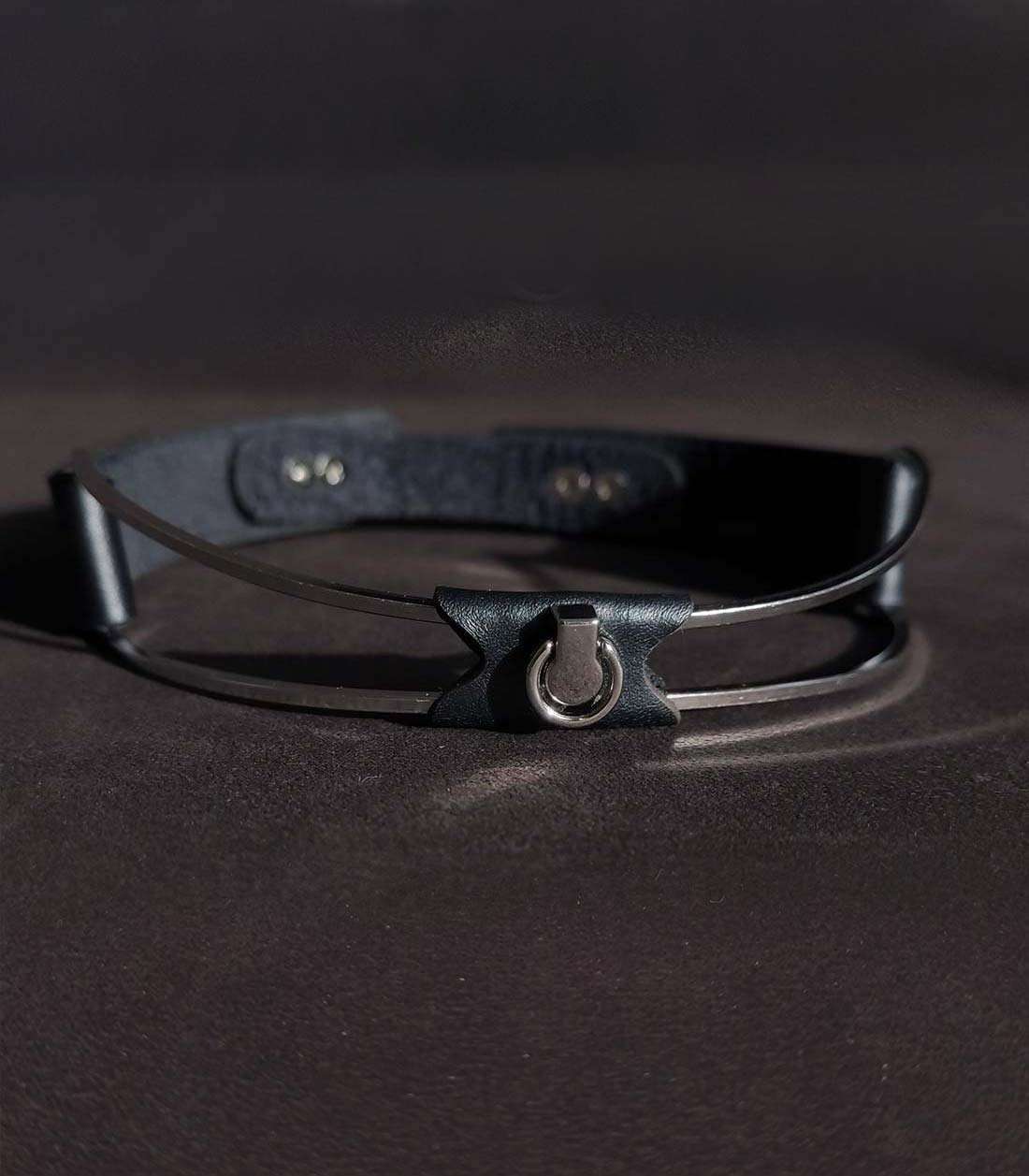 schwarzes Lederhalsband mit silbernem Edelstahlbügel, abnehmbarem O-Ring und Steckverschluss über Stopper