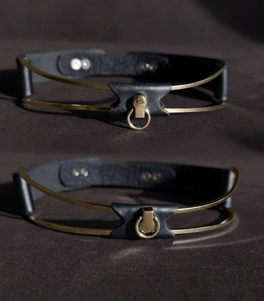 schwarzes Lederhalsband mit goldenem Edelstahlbügel, abnehmbarem O-Ring und Steckverschluss über Stopper